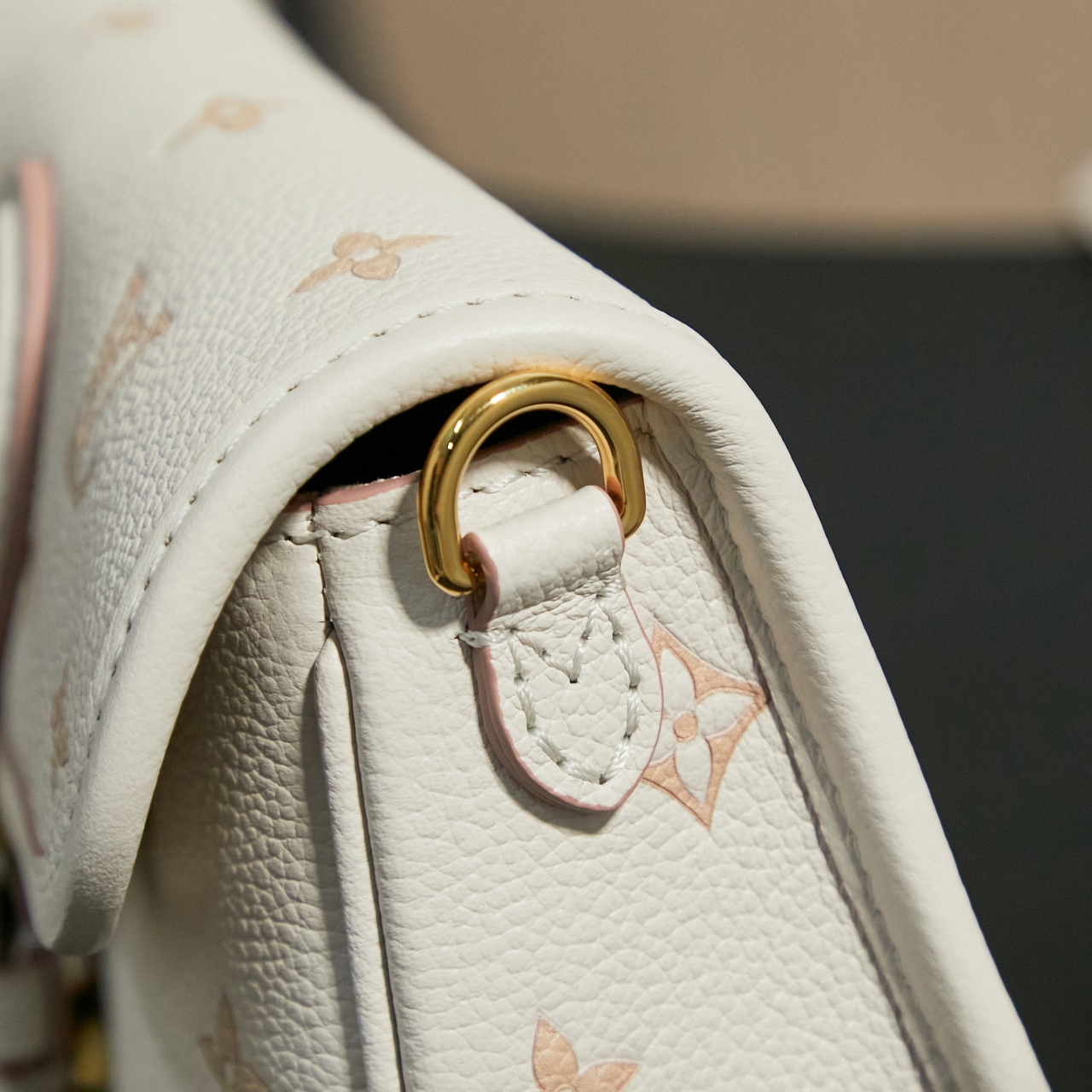 P850，M13642【特正版】皮料是正品代工厂意大利A级皮料（特级正品）:所谓的特级正品．是在于品质、五金、面料、手工、油边、A级出品、拍摄图跟产品一致丶配图上的全套包装，尺寸：10.5 x 6 x 19 厘米