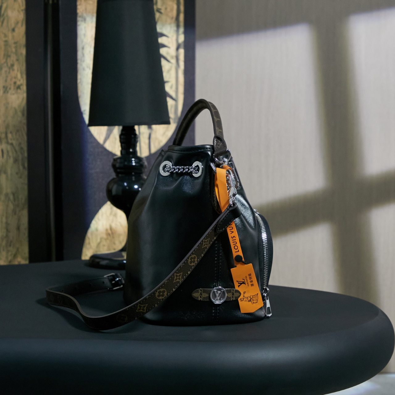 p1100，M14377【特正版】皮料是正品代工厂意大利A级皮料（特级正品）:所谓的特级正品．是在于品质、五金、面料、手工、油边、A级出品、拍摄图跟产品一致丶配图上的全套包装，尺寸：22.5 x 15.5 x 24 厘米