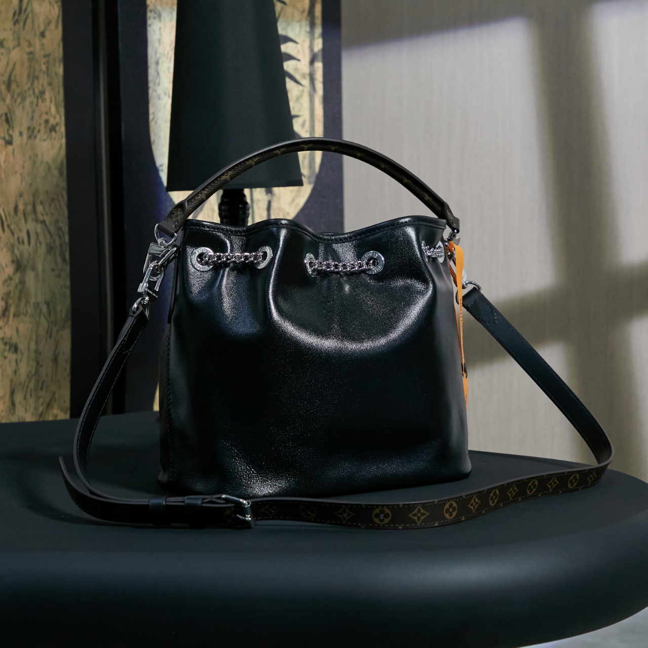 p1100，M14377【特正版】皮料是正品代工厂意大利A级皮料（特级正品）:所谓的特级正品．是在于品质、五金、面料、手工、油边、A级出品、拍摄图跟产品一致丶配图上的全套包装，尺寸：22.5 x 15.5 x 24 厘米