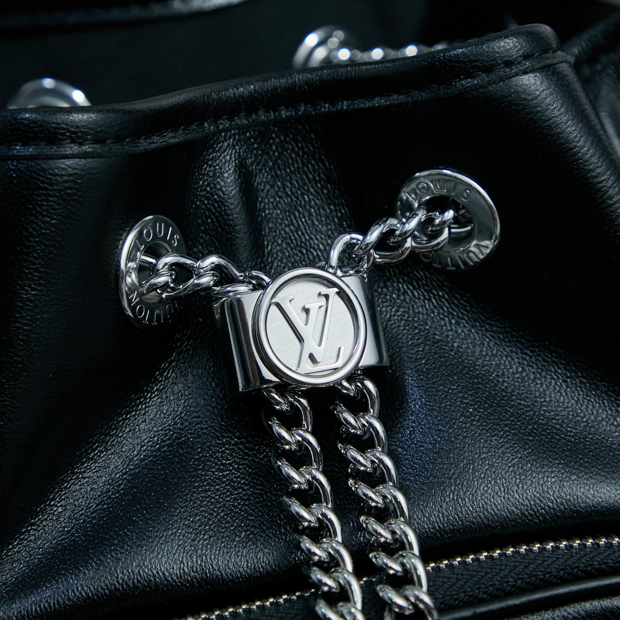 p1100，M14377【特正版】皮料是正品代工厂意大利A级皮料（特级正品）:所谓的特级正品．是在于品质、五金、面料、手工、油边、A级出品、拍摄图跟产品一致丶配图上的全套包装，尺寸：22.5 x 15.5 x 24 厘米