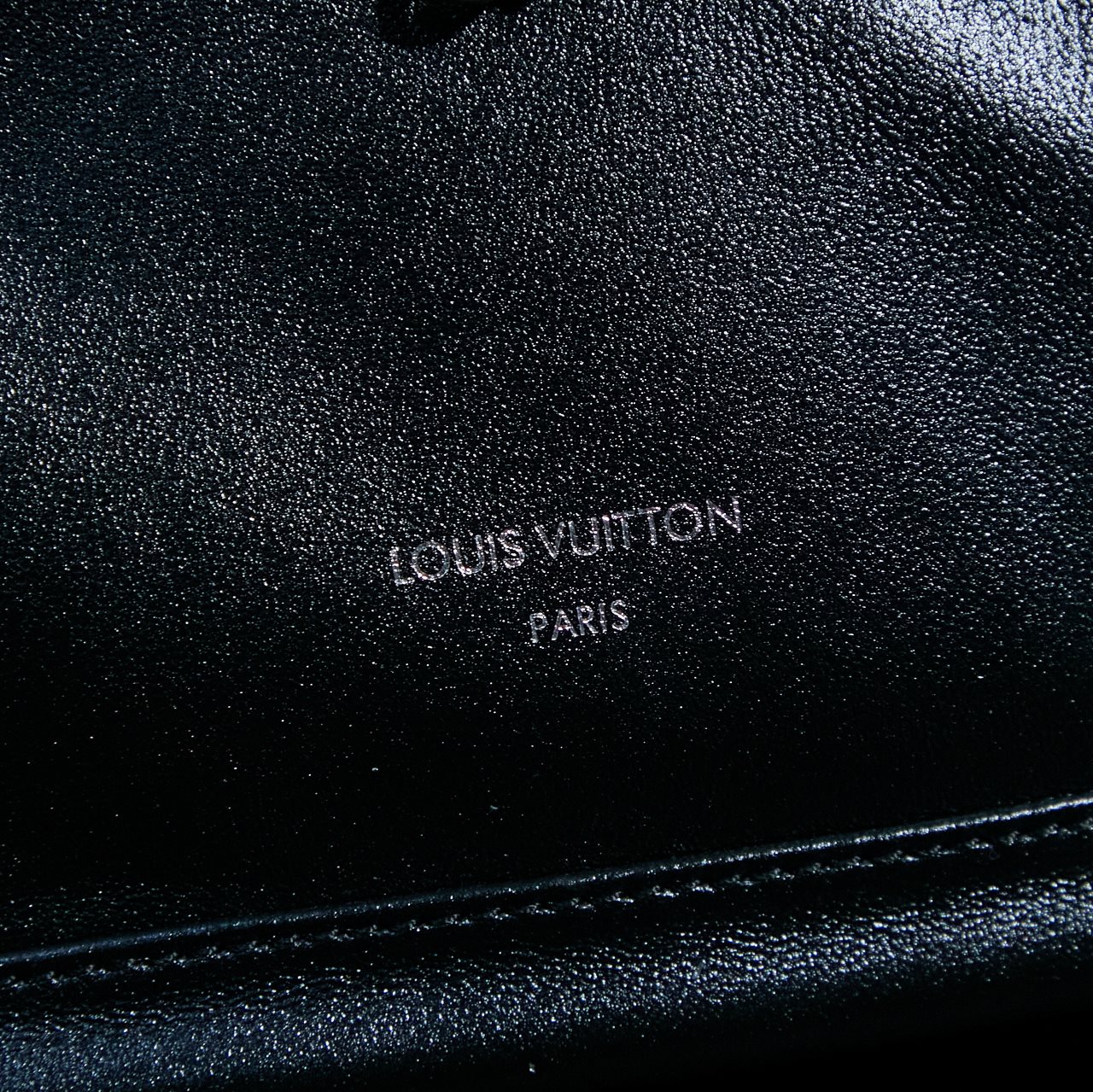 p1100，M14377【特正版】皮料是正品代工厂意大利A级皮料（特级正品）:所谓的特级正品．是在于品质、五金、面料、手工、油边、A级出品、拍摄图跟产品一致丶配图上的全套包装，尺寸：22.5 x 15.5 x 24 厘米