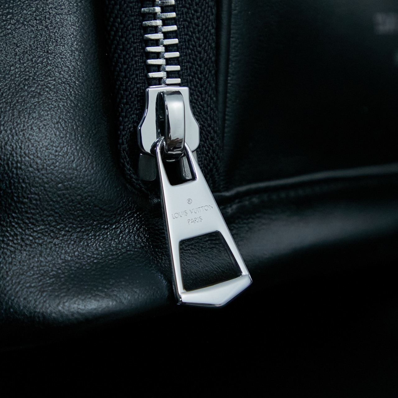 p1100，M14377【特正版】皮料是正品代工厂意大利A级皮料（特级正品）:所谓的特级正品．是在于品质、五金、面料、手工、油边、A级出品、拍摄图跟产品一致丶配图上的全套包装，尺寸：22.5 x 15.5 x 24 厘米