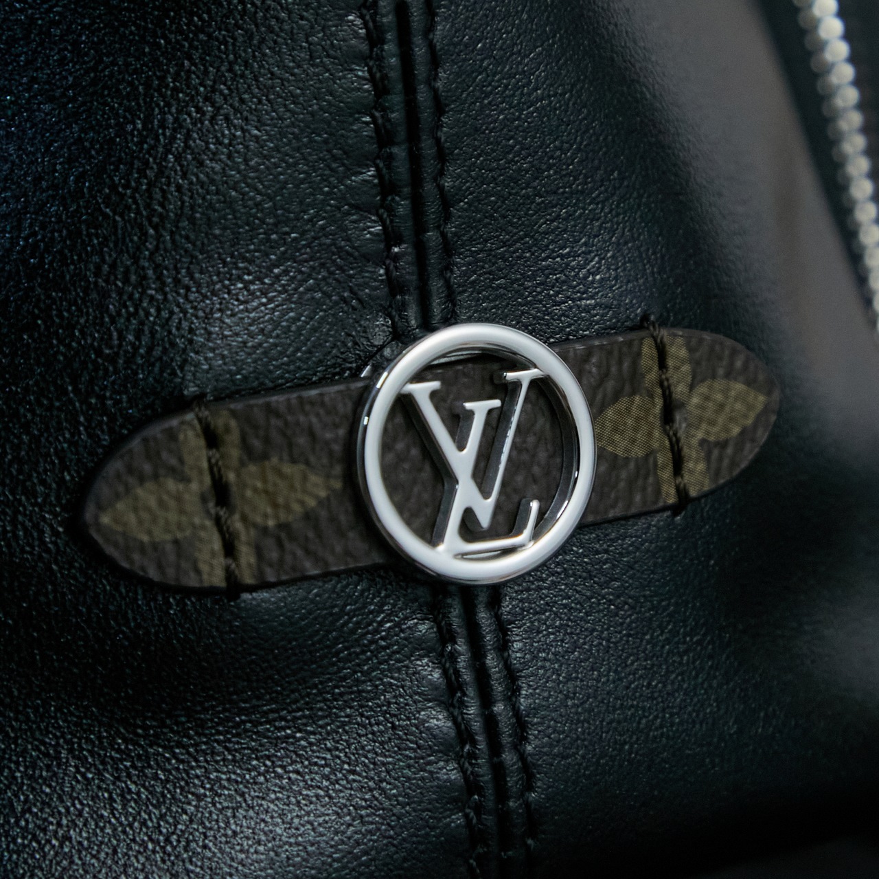 p1100，M14377【特正版】皮料是正品代工厂意大利A级皮料（特级正品）:所谓的特级正品．是在于品质、五金、面料、手工、油边、A级出品、拍摄图跟产品一致丶配图上的全套包装，尺寸：22.5 x 15.5 x 24 厘米