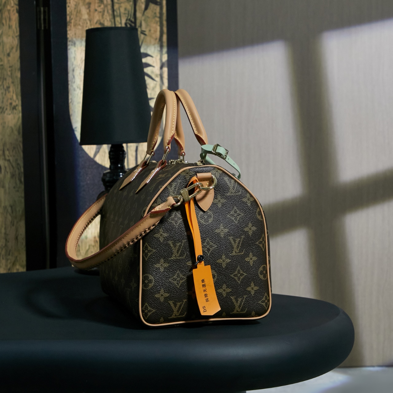 p930M15107【特正版】皮料是正品代工厂意大利A级皮料（特级正品）:所谓的特级正品．是在于品质、五金、面料、手工、油边、A级出品、拍摄图跟产品一致丶配图上的全套包装，尺寸：21 x 17 x 30 厘米