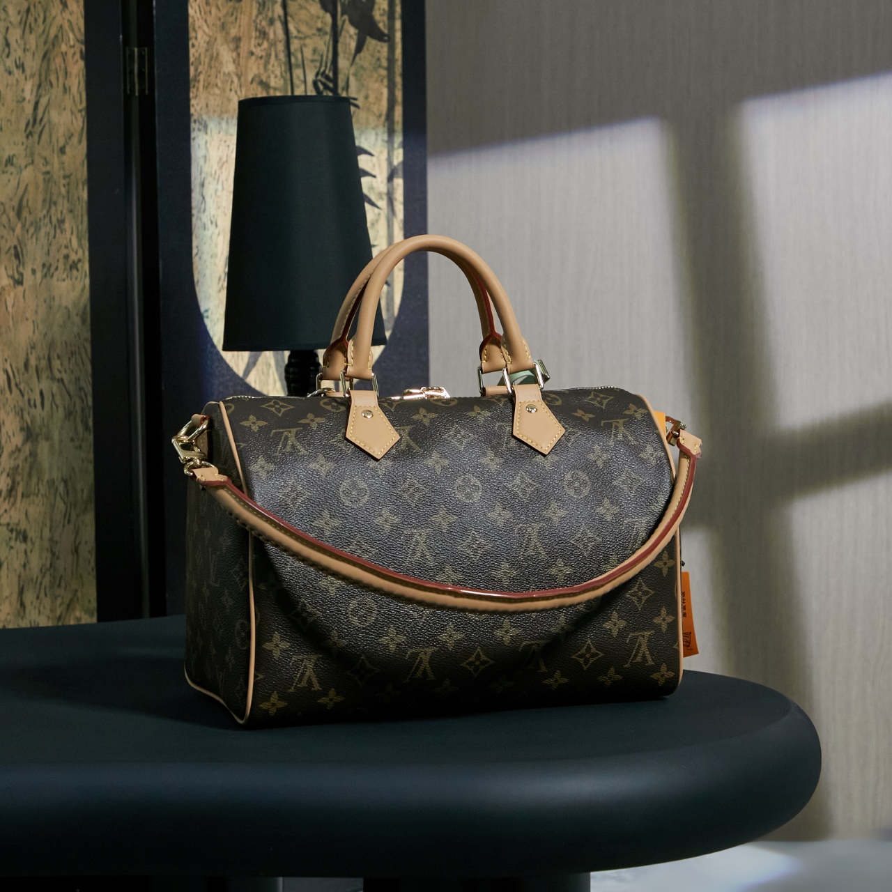 p930M15107【特正版】皮料是正品代工厂意大利A级皮料（特级正品）:所谓的特级正品．是在于品质、五金、面料、手工、油边、A级出品、拍摄图跟产品一致丶配图上的全套包装，尺寸：21 x 17 x 30 厘米