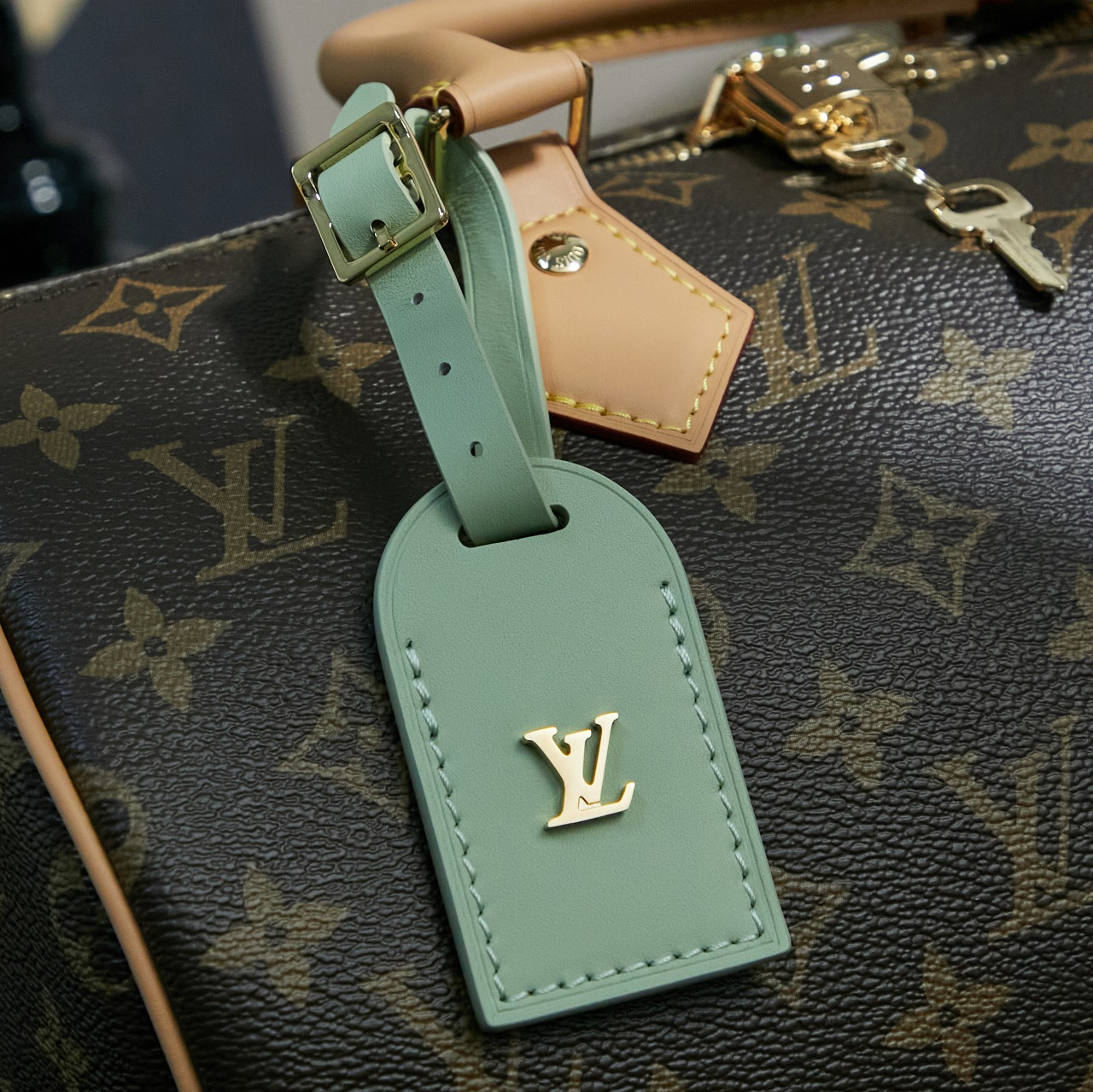 p930M15107【特正版】皮料是正品代工厂意大利A级皮料（特级正品）:所谓的特级正品．是在于品质、五金、面料、手工、油边、A级出品、拍摄图跟产品一致丶配图上的全套包装，尺寸：21 x 17 x 30 厘米