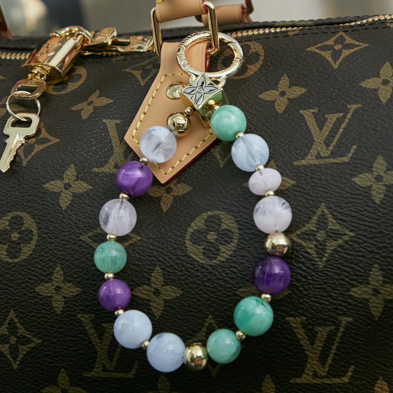 p930M15107【特正版】皮料是正品代工厂意大利A级皮料（特级正品）:所谓的特级正品．是在于品质、五金、面料、手工、油边、A级出品、拍摄图跟产品一致丶配图上的全套包装，尺寸：21 x 17 x 30 厘米