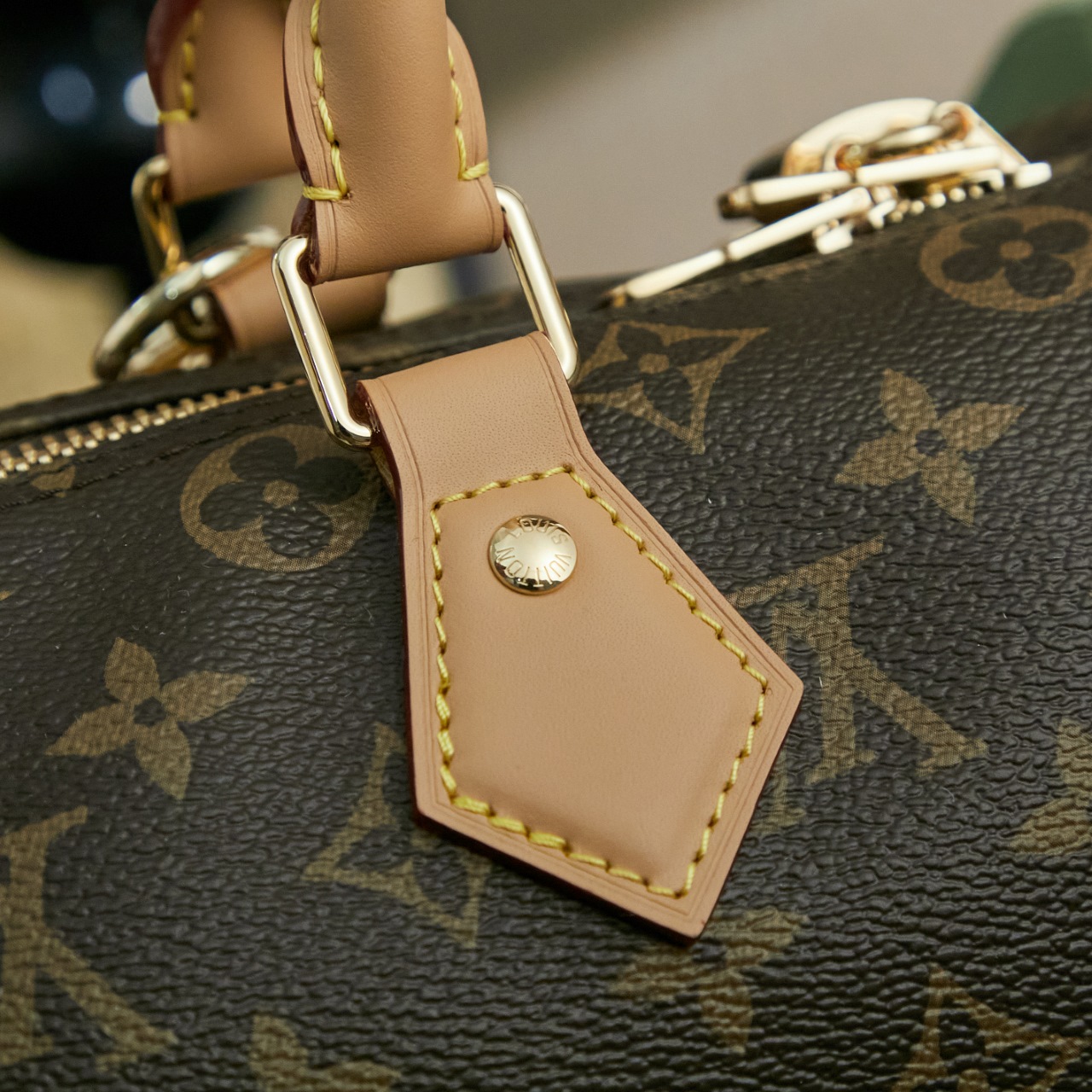 p930M15107【特正版】皮料是正品代工厂意大利A级皮料（特级正品）:所谓的特级正品．是在于品质、五金、面料、手工、油边、A级出品、拍摄图跟产品一致丶配图上的全套包装，尺寸：21 x 17 x 30 厘米