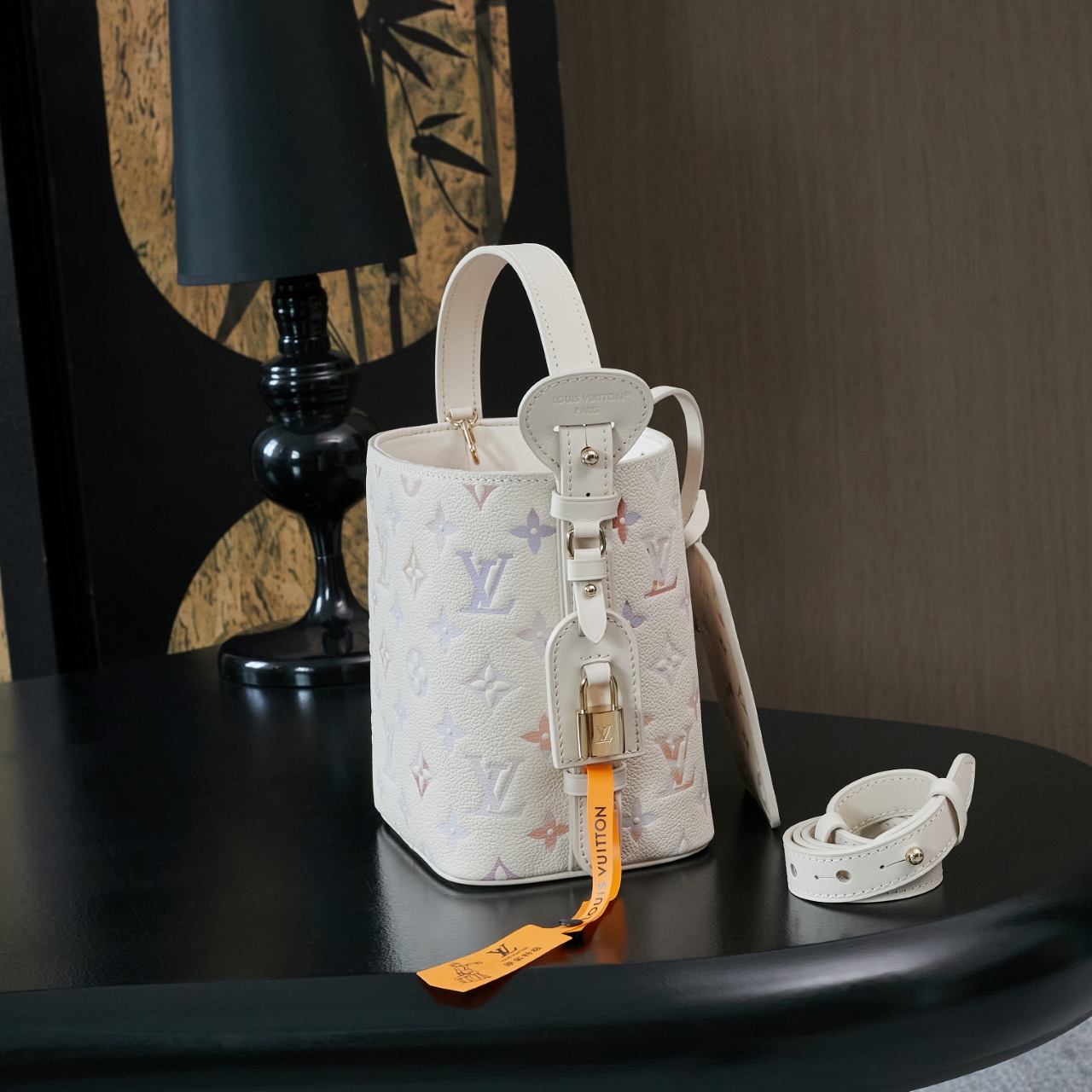 P920，M25673【特正版】皮料是正品代工厂意大利A级皮料（特级正品）:所谓的特级正品．是在于品质、五金、面料、手工、油边、A级出品、拍摄图跟产品一致丶配图上的全套包装，尺寸：16*12*18cm