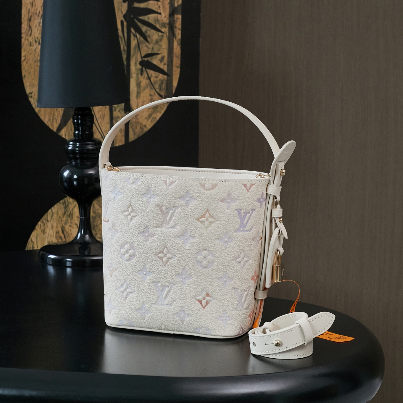 P920，M25673【特正版】皮料是正品代工厂意大利A级皮料（特级正品）:所谓的特级正品．是在于品质、五金、面料、手工、油边、A级出品、拍摄图跟产品一致丶配图上的全套包装，尺寸：16*12*18cm