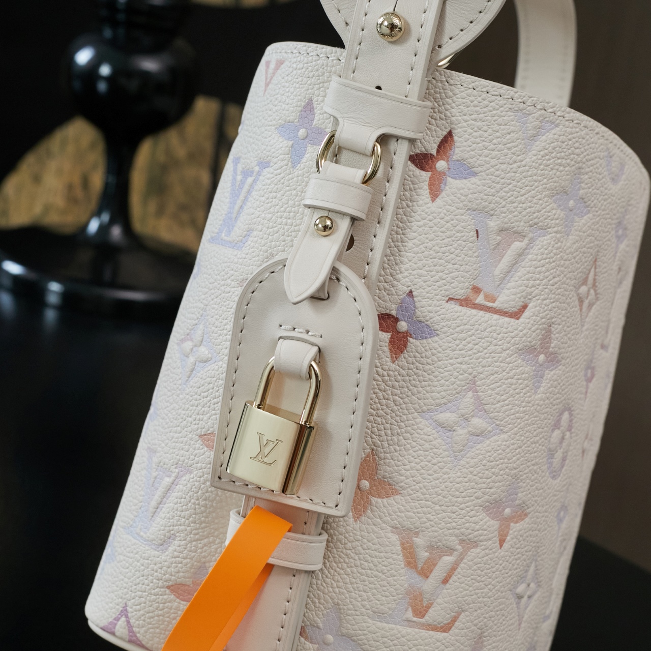 P920，M25673【特正版】皮料是正品代工厂意大利A级皮料（特级正品）:所谓的特级正品．是在于品质、五金、面料、手工、油边、A级出品、拍摄图跟产品一致丶配图上的全套包装，尺寸：16*12*18cm