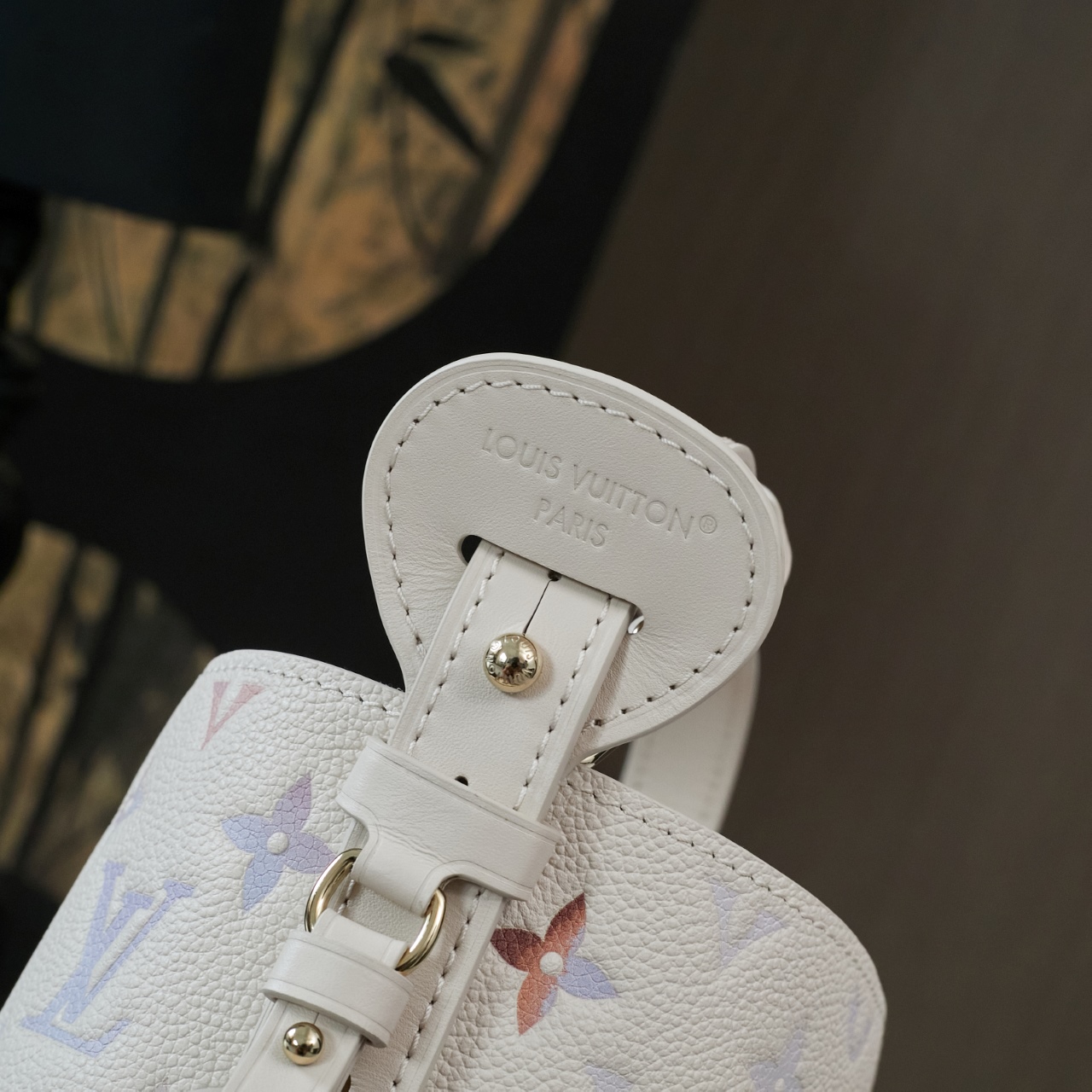 P920，M25673【特正版】皮料是正品代工厂意大利A级皮料（特级正品）:所谓的特级正品．是在于品质、五金、面料、手工、油边、A级出品、拍摄图跟产品一致丶配图上的全套包装，尺寸：16*12*18cm