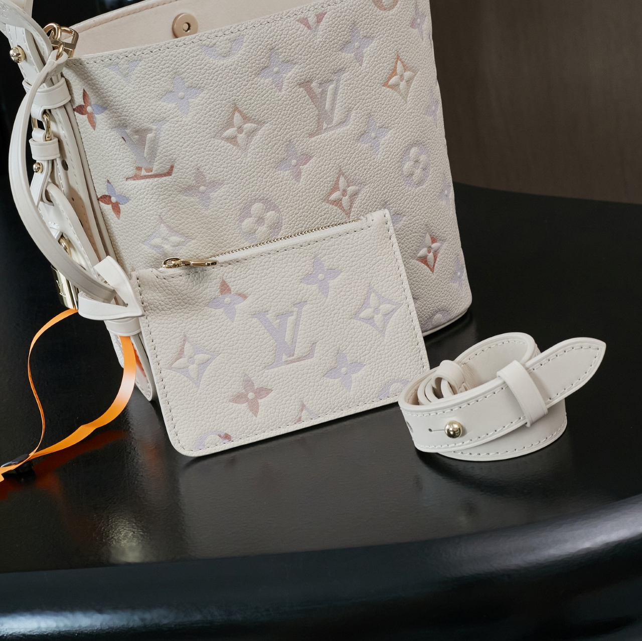 P920，M25673【特正版】皮料是正品代工厂意大利A级皮料（特级正品）:所谓的特级正品．是在于品质、五金、面料、手工、油边、A级出品、拍摄图跟产品一致丶配图上的全套包装，尺寸：16*12*18cm