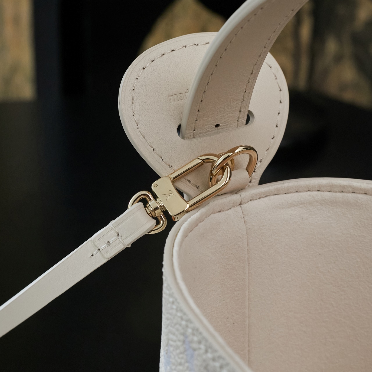 P920，M25673【特正版】皮料是正品代工厂意大利A级皮料（特级正品）:所谓的特级正品．是在于品质、五金、面料、手工、油边、A级出品、拍摄图跟产品一致丶配图上的全套包装，尺寸：16*12*18cm