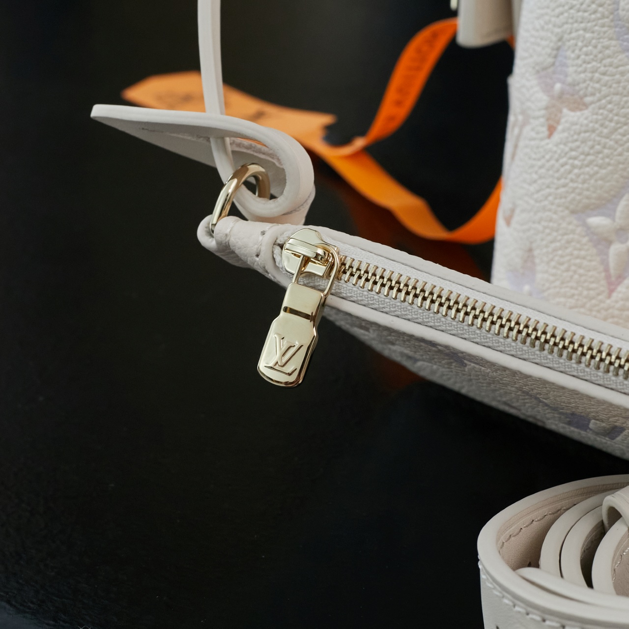 P920，M25673【特正版】皮料是正品代工厂意大利A级皮料（特级正品）:所谓的特级正品．是在于品质、五金、面料、手工、油边、A级出品、拍摄图跟产品一致丶配图上的全套包装，尺寸：16*12*18cm