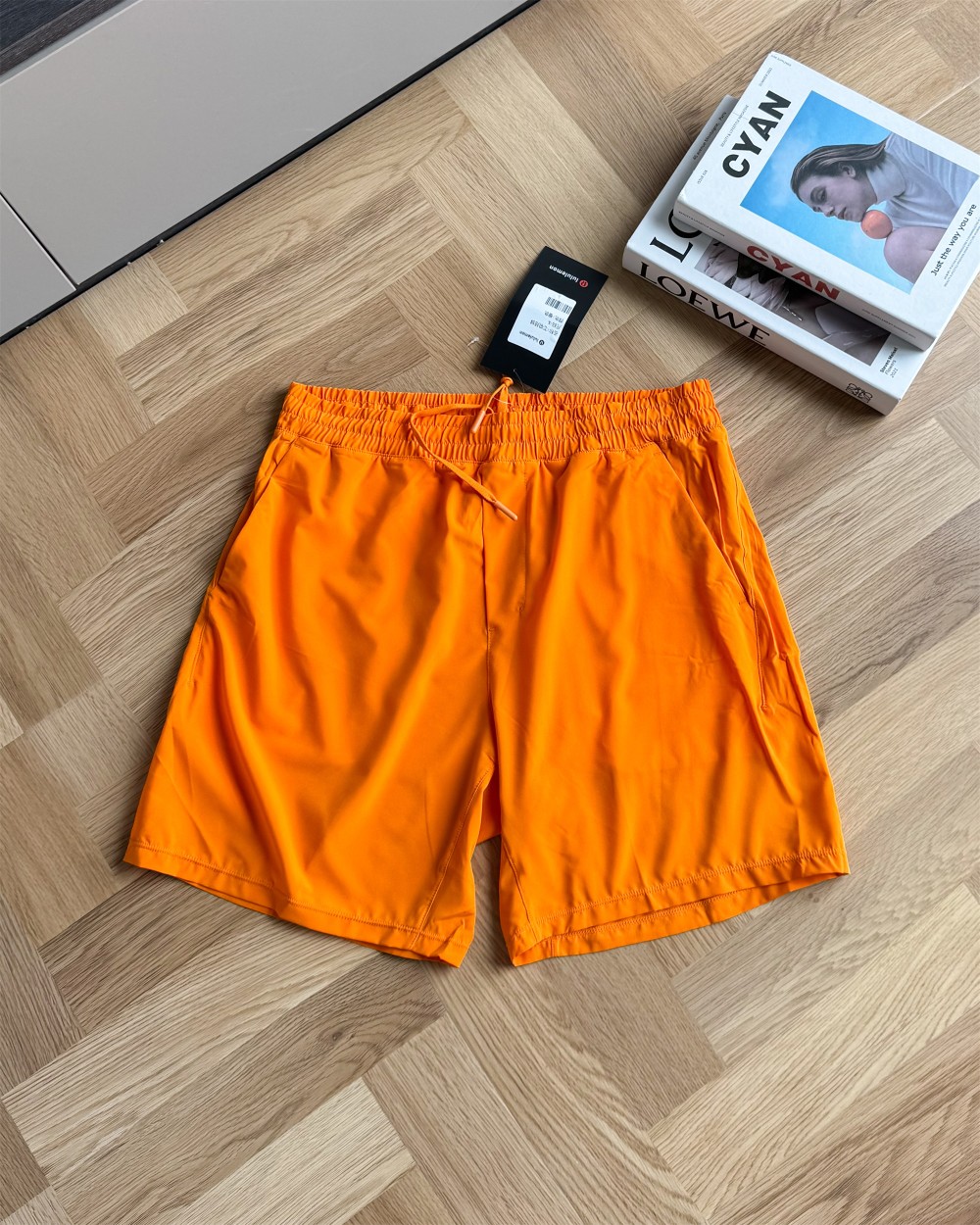 110💰
颜色:黑色 白色 桔色
尺码:M到XXL
Pace Breaker男运动短裤7"*无内衬速干芯吸丨lululemon丨LM7B80S
线上500+
最新款!设计巨牛!比激光打孔高一级别!裤脚拉链➕臀部M型网眼拼接透气设计!
芯吸速干面料!告别夏季臀部出汗,给你一夏清凉!后腰上臀部,网面面料拼接,运动时肌肉拉伸会撑大网眼,强力加速透气排汗散热!就像开了窗户一样!太逆天了!轻量化面料,裸感十足!
非常好穿的露露家健身瑜伽运动户外短裤!
M腰围76-80 臀围110 裤长98适合110到130斤
L 腰围80-86 臀围114 裤长100适合130-150斤
XL 腰围84-90 臀围118裤长102适合150-170斤
2XL 腰围88-96 臀围122裤长104适170-180斤