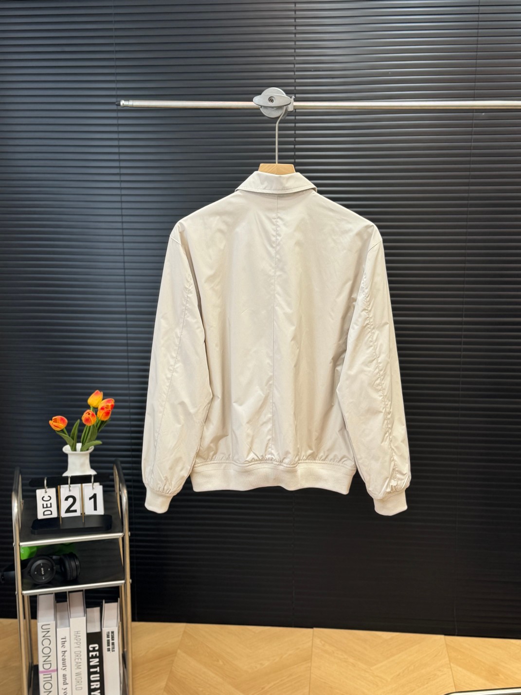 高版本💰200
官方一比一复刻,经典四色齐发
Ralph Lauren拉夫劳伦夹克刺绣小马外套老钱风老干部风哈林顿外套
正确版本 顶级复刻
内里采用苏格兰式面料,加上他们家经典的卡其色-三大元素加持经典的老干部版型,今年妥妥大爆款。
这个硬度刚刚好不是那种硬邦邦的!!这就是今年的升级反而我觉得更加好穿了
胸前的刺绣采用日本田岛机器保证刺绣精致立体也就是我说的和市面上的不同
关于做工版型版型属于宽松版男生女生都可以!!外套可能穿的时间更久,春游秋季出行
复古永不过时
颜色:卡其色 藏青色 黑色 杏白色
尺码:S~XXL
衣长 胸围 肩宽 袖长 袖口
S 64 114 50 63 17
M 66 118 51 64 18
L 68 122 52 65 19
XL 70 126 54 66 20
XXL 72 130 55 67 21