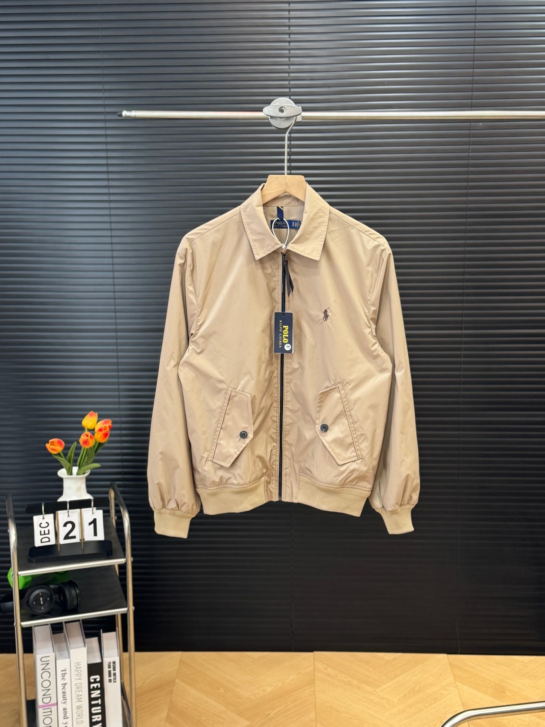 高版本💰200
官方一比一复刻,经典四色齐发
Ralph Lauren拉夫劳伦夹克刺绣小马外套老钱风老干部风哈林顿外套
正确版本 顶级复刻
内里采用苏格兰式面料,加上他们家经典的卡其色-三大元素加持经典的老干部版型,今年妥妥大爆款。
这个硬度刚刚好不是那种硬邦邦的!!这就是今年的升级反而我觉得更加好穿了
胸前的刺绣采用日本田岛机器保证刺绣精致立体也就是我说的和市面上的不同
关于做工版型版型属于宽松版男生女生都可以!!外套可能穿的时间更久,春游秋季出行
复古永不过时
颜色:卡其色 藏青色 黑色 杏白色
尺码:S~XXL
衣长 胸围 肩宽 袖长 袖口
S 64 114 50 63 17
M 66 118 51 64 18
L 68 122 52 65 19
XL 70 126 54 66 20
XXL 72 130 55 67 21