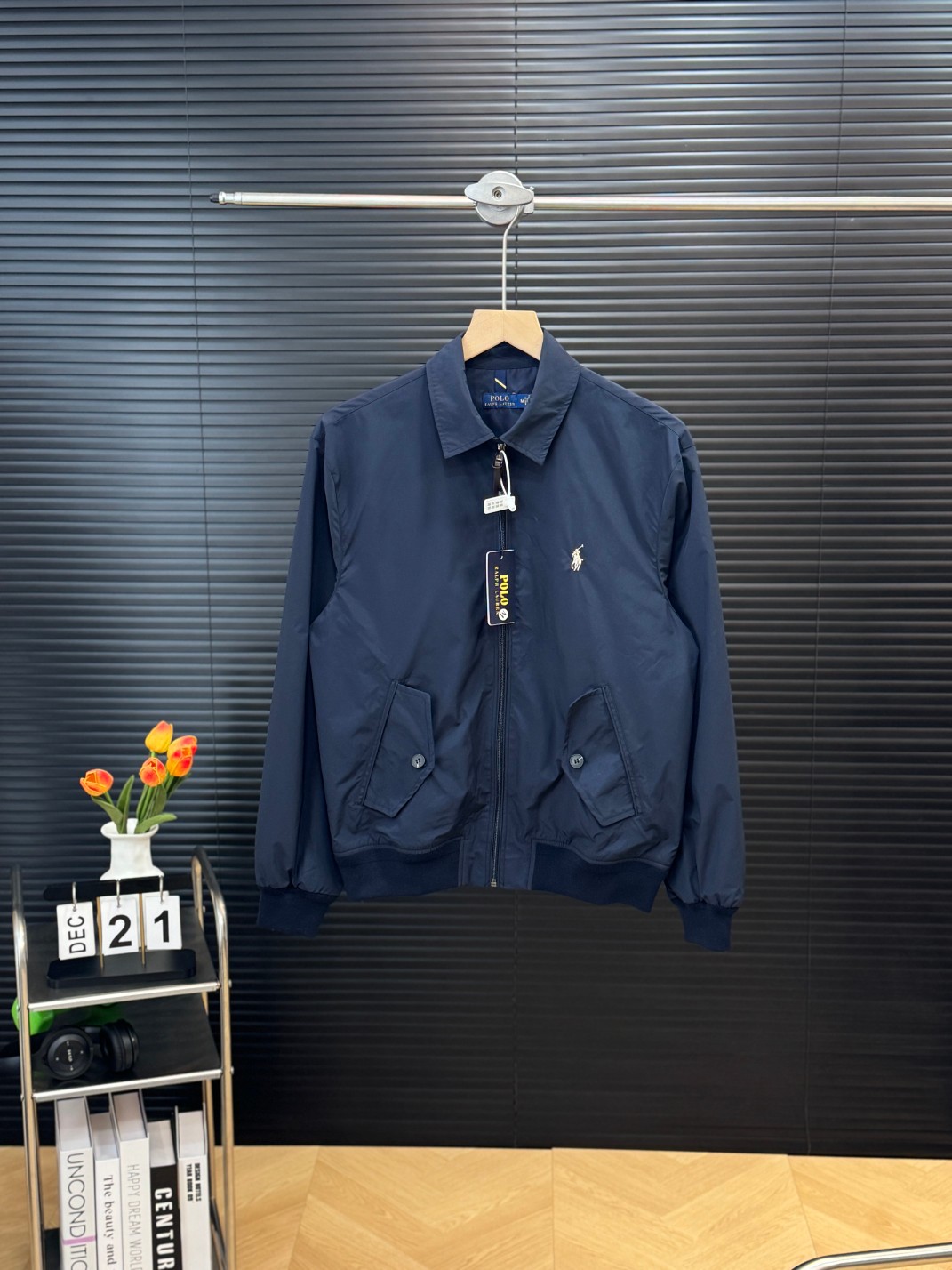高版本💰200
官方一比一复刻,经典四色齐发
Ralph Lauren拉夫劳伦夹克刺绣小马外套老钱风老干部风哈林顿外套
正确版本 顶级复刻
内里采用苏格兰式面料,加上他们家经典的卡其色-三大元素加持经典的老干部版型,今年妥妥大爆款。
这个硬度刚刚好不是那种硬邦邦的!!这就是今年的升级反而我觉得更加好穿了
胸前的刺绣采用日本田岛机器保证刺绣精致立体也就是我说的和市面上的不同
关于做工版型版型属于宽松版男生女生都可以!!外套可能穿的时间更久,春游秋季出行
复古永不过时
颜色:卡其色 藏青色 黑色 杏白色
尺码:S~XXL
衣长 胸围 肩宽 袖长 袖口
S 64 114 50 63 17
M 66 118 51 64 18
L 68 122 52 65 19
XL 70 126 54 66 20
XXL 72 130 55 67 21