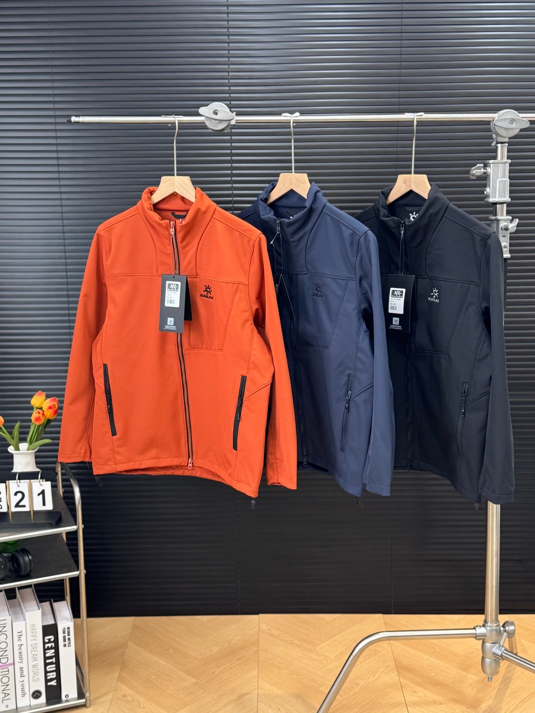 （刺绣高版本）💰155
KAILAS凯乐石新款软壳加绒户外冲锋衣外套
秋冬款上新🔆 这是一款专为秋冬湿冷寒风设计的保暖软壳，外壳防风防水防刮耐磨  3防面料，内里薄绒复合，保证保暖且透气

细节详情 图片为大货实拍 ，上下双拉链 撞色设计  透气性好 ，下摆双侧带有防风调节绳  可自由调节，领口定型设计，在保证颈部舒适和挺阔的前提下，在内里加薄棉定型，久洗不软塌

上身版型合身版正 ，面料挺阔不皱有质感，立领设计 轻松搭配，城市日常与轻户外穿着 
黑色  蓝色 稳重大气 橙色活力上镜，款式简约风格裤子百搭不挑，最大可穿205斤左右！
颜色:氧化橙-桔色  帝释青-蓝色 墨黑-黑色 
尺码:M-3XL
M衣长69.5胸围114肩宽44袖长61.5 建议体重105-125斤左右
L衣长71.5胸围118肩宽45袖长63建议体重125-145斤左右
Xl衣长73.5胸围122肩宽47袖长64.5建议体重145-165斤左右
2x 衣长 75.5胸围126肩宽48袖长66建议体重165-185斤左右
3x衣长77.5胸围132肩宽51袖长67.5建议体重185-205斤左右