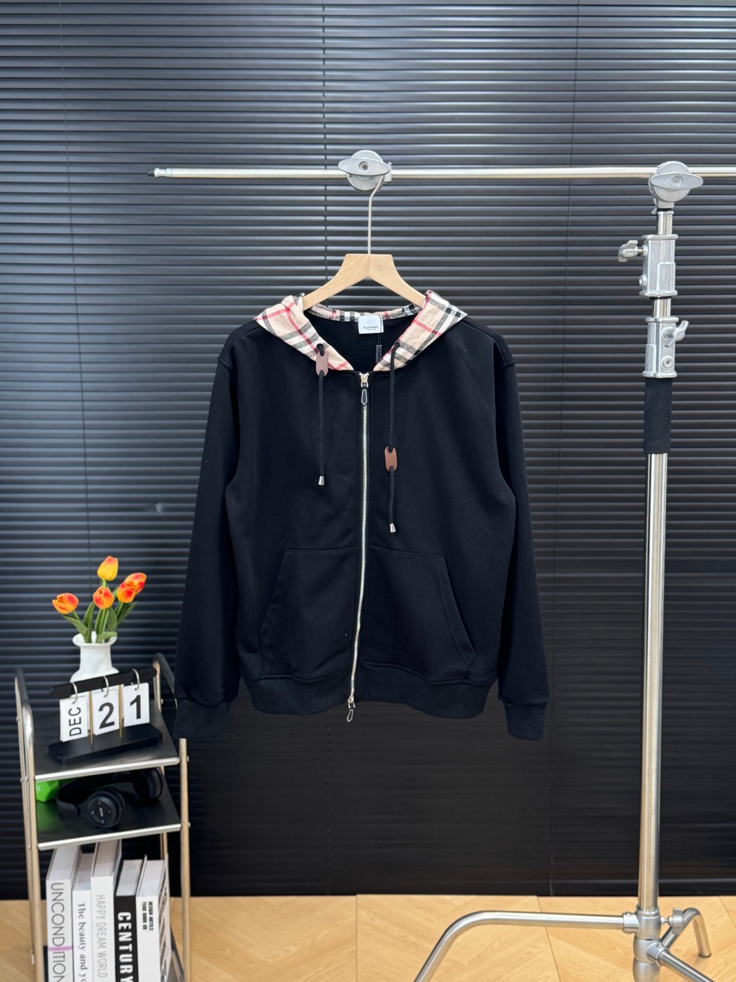 💰165 
Burberry巴宝莉拉链开衫长袖外套 原版巴宝莉条纹布

颜色：黑色/灰色
尺码：M L XL
尺码:  图九

高品质！高版本！帽子经典的格子拼接，人手必备款！辨识度很高，面料采用原版进口纯棉毛圈面料，高克高重，上身舒适度高，亲肤性好，

每个辅料均为定制 成本极高！定制开模品牌Logo五金拉链，原版包装发货，包装，吊牌领标，水洗麦，齐全！