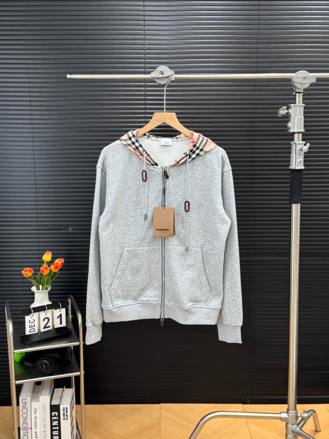 💰165 
Burberry巴宝莉拉链开衫长袖外套 原版巴宝莉条纹布

颜色：黑色/灰色
尺码：M L XL
尺码:  图九

高品质！高版本！帽子经典的格子拼接，人手必备款！辨识度很高，面料采用原版进口纯棉毛圈面料，高克高重，上身舒适度高，亲肤性好，

每个辅料均为定制 成本极高！定制开模品牌Logo五金拉链，原版包装发货，包装，吊牌领标，水洗麦，齐全！