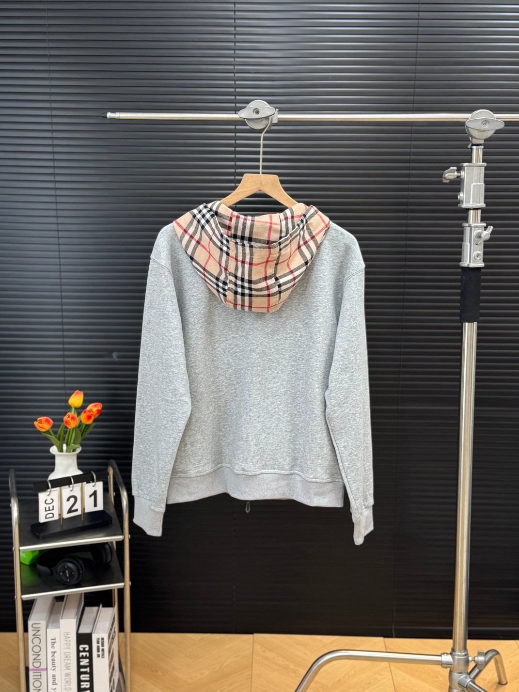 💰165 
Burberry巴宝莉拉链开衫长袖外套 原版巴宝莉条纹布

颜色：黑色/灰色
尺码：M L XL
尺码:  图九

高品质！高版本！帽子经典的格子拼接，人手必备款！辨识度很高，面料采用原版进口纯棉毛圈面料，高克高重，上身舒适度高，亲肤性好，

每个辅料均为定制 成本极高！定制开模品牌Logo五金拉链，原版包装发货，包装，吊牌领标，水洗麦，齐全！