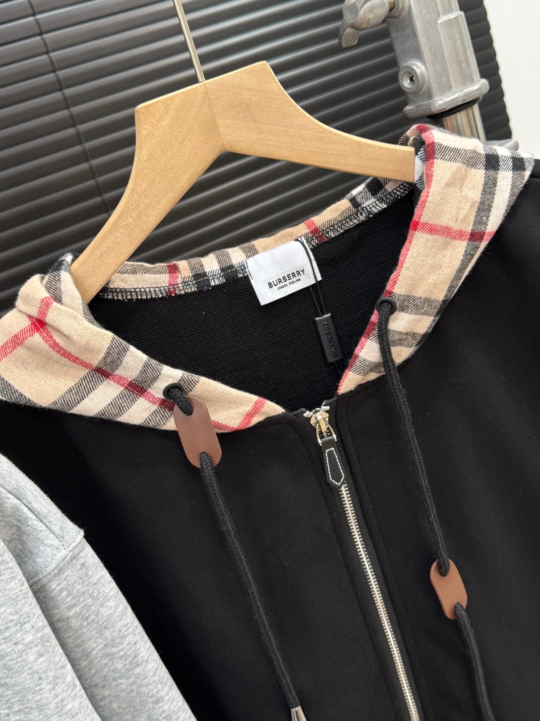 💰165 
Burberry巴宝莉拉链开衫长袖外套 原版巴宝莉条纹布

颜色：黑色/灰色
尺码：M L XL
尺码:  图九

高品质！高版本！帽子经典的格子拼接，人手必备款！辨识度很高，面料采用原版进口纯棉毛圈面料，高克高重，上身舒适度高，亲肤性好，

每个辅料均为定制 成本极高！定制开模品牌Logo五金拉链，原版包装发货，包装，吊牌领标，水洗麦，齐全！