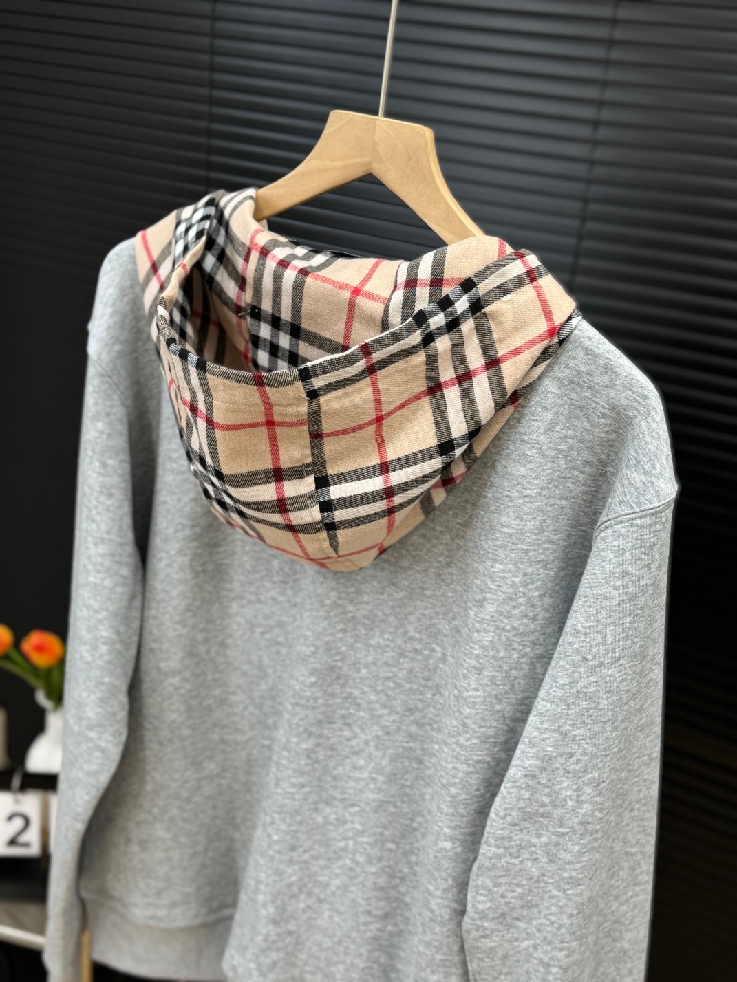 💰165 
Burberry巴宝莉拉链开衫长袖外套 原版巴宝莉条纹布

颜色：黑色/灰色
尺码：M L XL
尺码:  图九

高品质！高版本！帽子经典的格子拼接，人手必备款！辨识度很高，面料采用原版进口纯棉毛圈面料，高克高重，上身舒适度高，亲肤性好，

每个辅料均为定制 成本极高！定制开模品牌Logo五金拉链，原版包装发货，包装，吊牌领标，水洗麦，齐全！