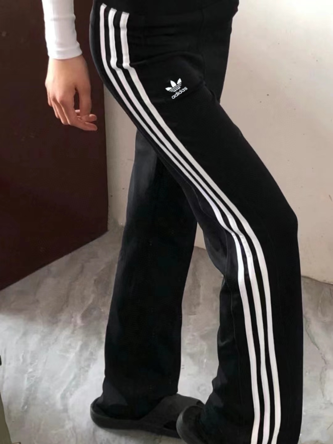 Adidas Three-Leaf Sports Pants: Essential for Outdoor Activities in Every Season - 图片 5