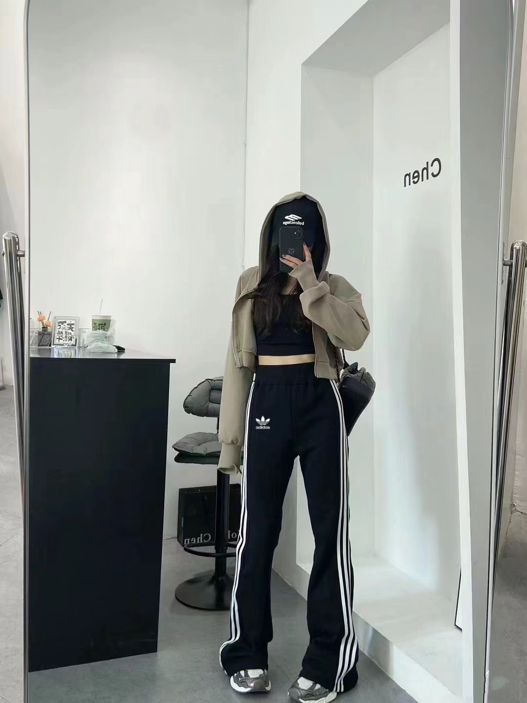 Adidas Three-Leaf Sports Pants: Essential for Outdoor Activities in Every Season - 图片 9