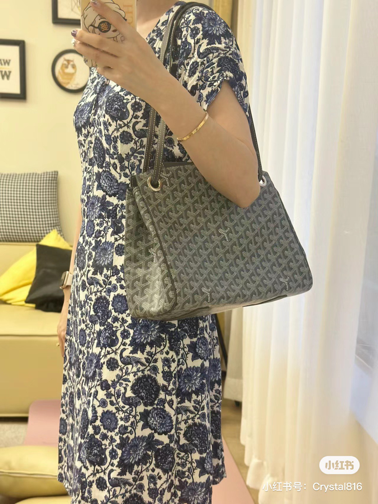 哈哈本来没觉得好看,但是找了图才发现这个包包的带给我的惊喜是n种不同的背法,每个背法都是一种风格 6