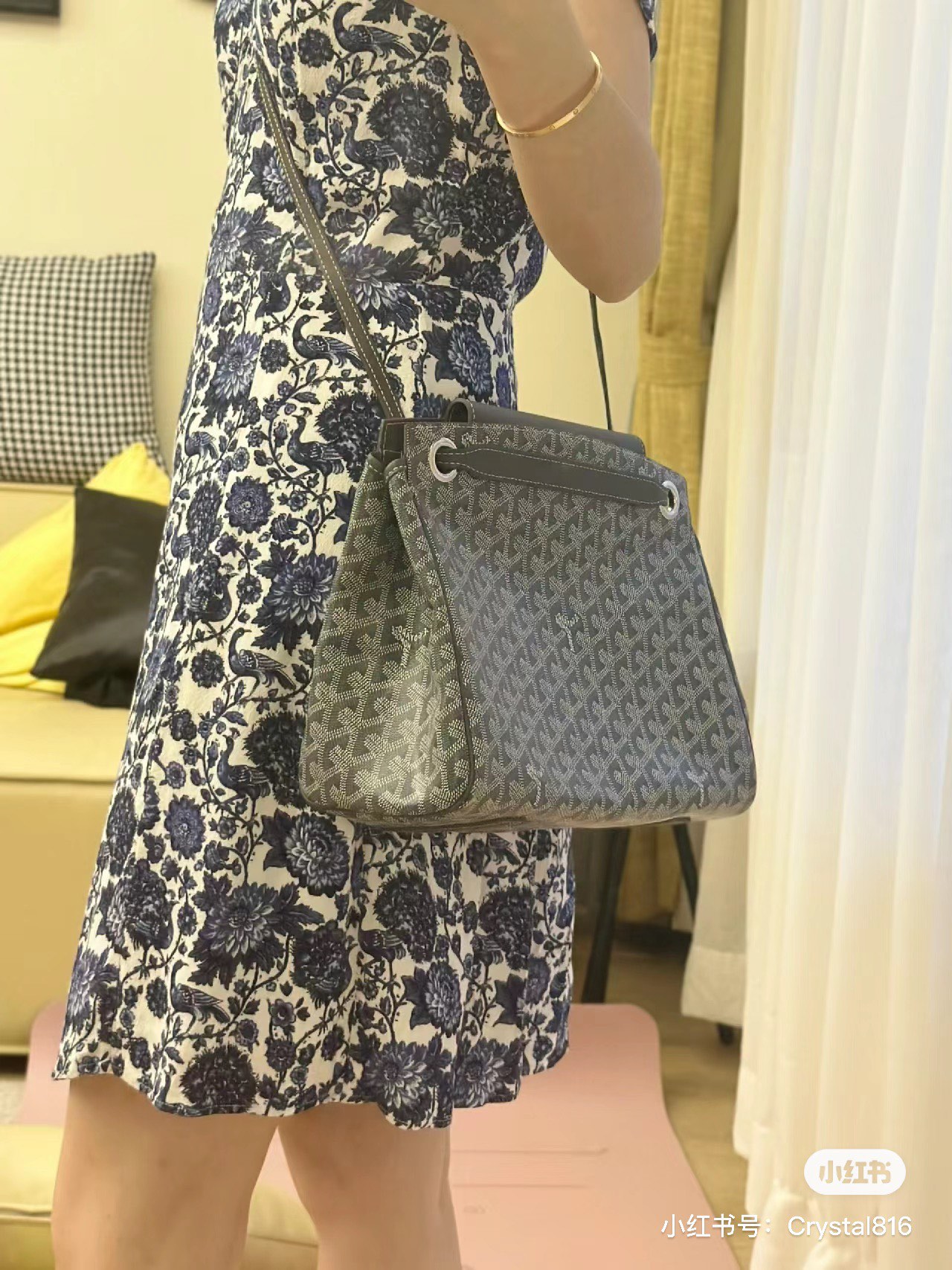 哈哈本来没觉得好看,但是找了图才发现这个包包的带给我的惊喜是n种不同的背法,每个背法都是一种风格 5