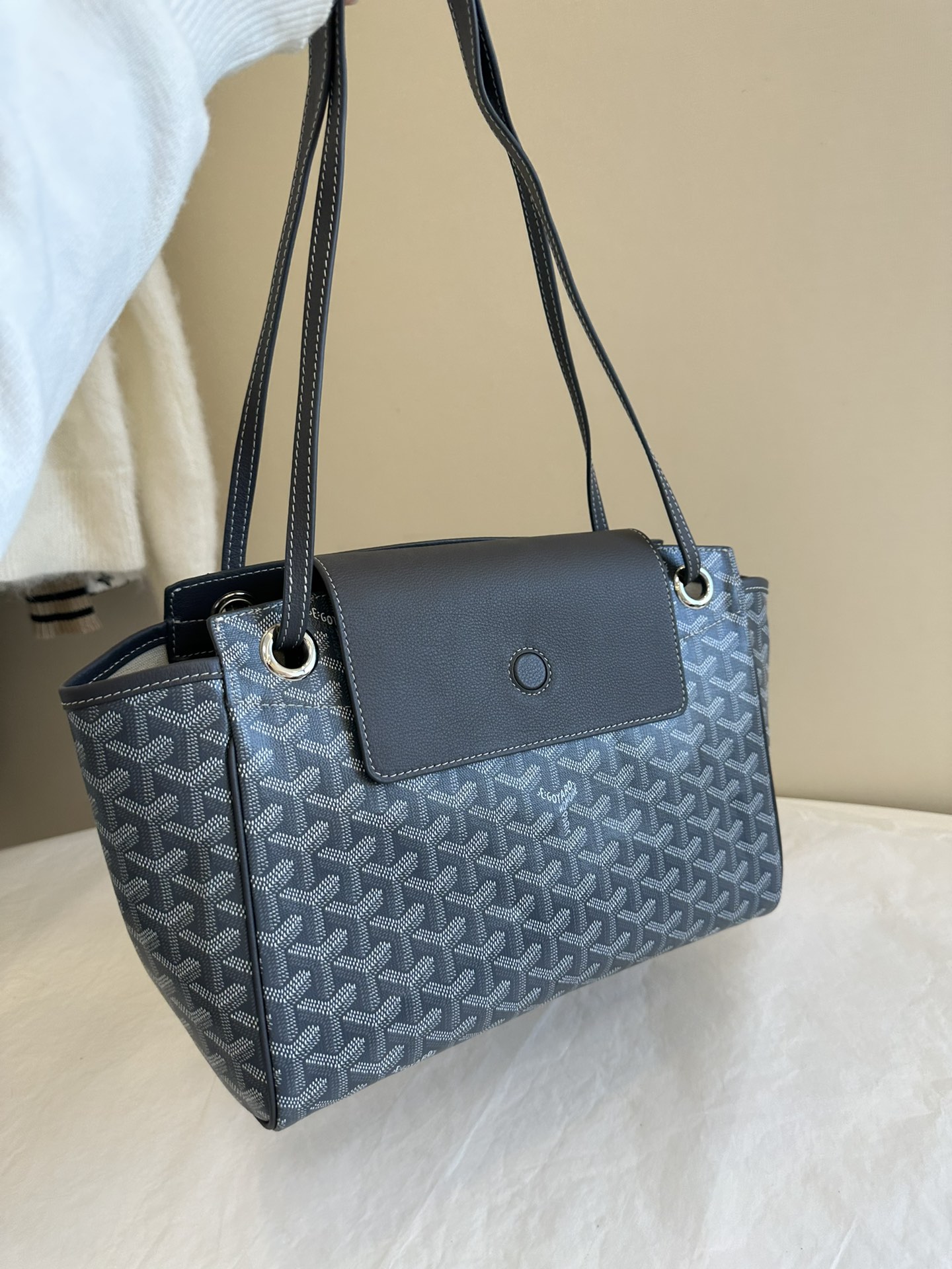 A practical and elegant silhouette defined by understated restraint. Fre - Comprehensive 7