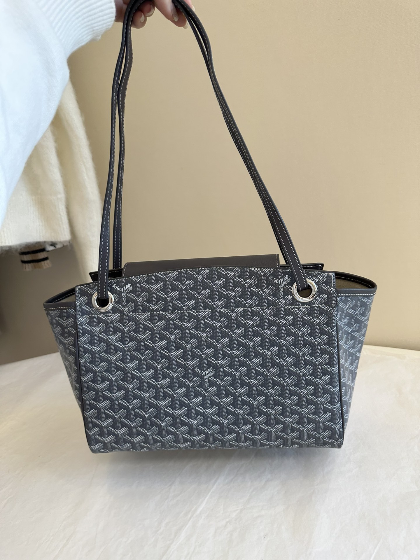 A practical and elegant silhouette defined by understated restraint. Fre - Comprehensive 9