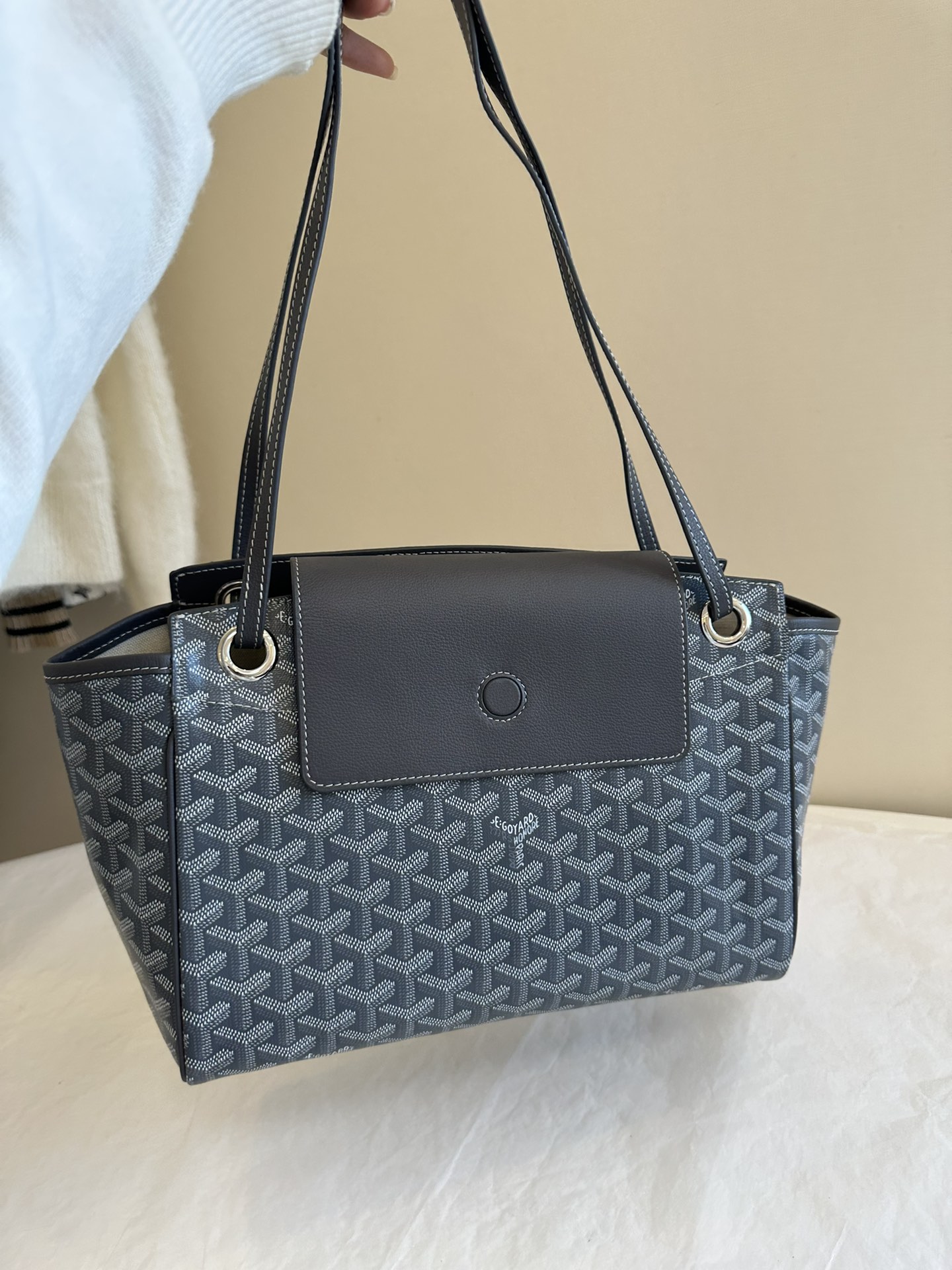 A practical and elegant silhouette defined by understated restraint. Fre - Comprehensive 6