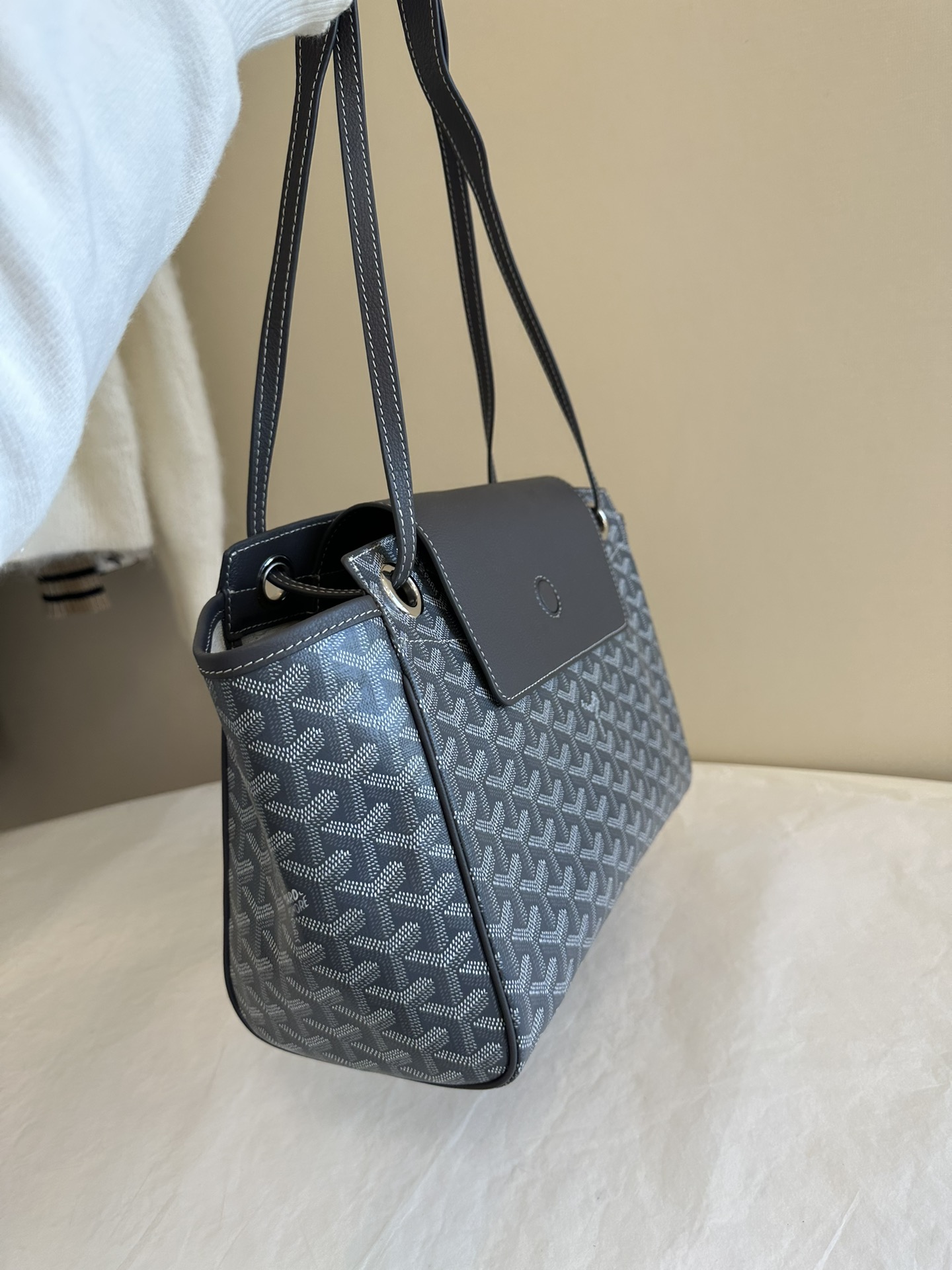 A practical and elegant silhouette defined by understated restraint. Fre - Comprehensive 8