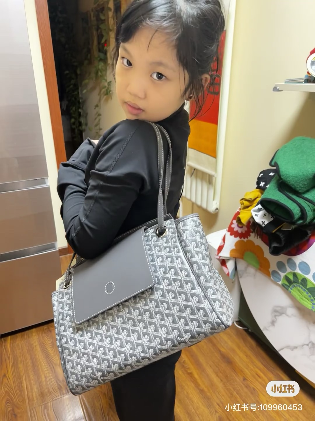 It belongs to the category of bags that can be carried without makeup - BeautyMakeUp 9