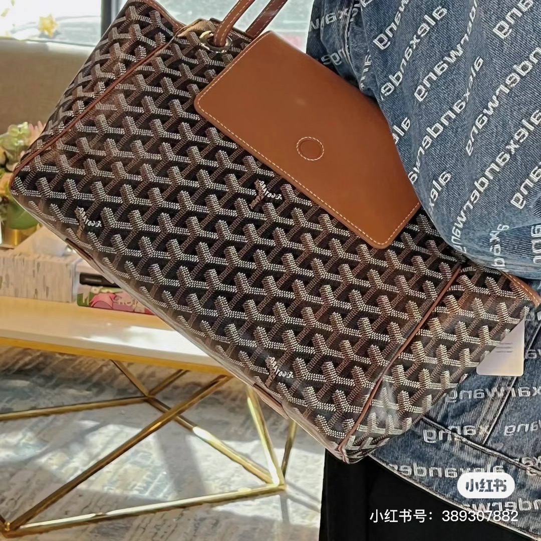 rouette包款,绝对是爆款冷门包之一,特别是棕色基本是看不到的颜色,只能预定,这款包比起购物袋肩带真的是太好背了 3