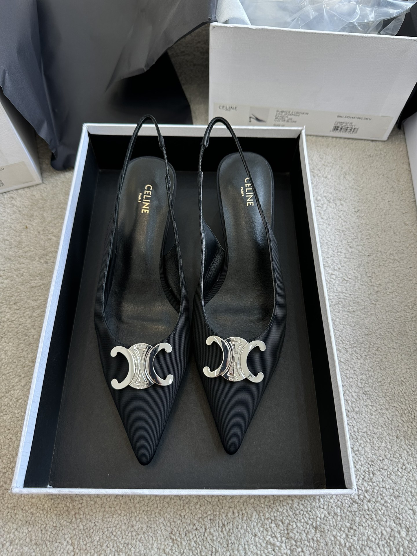 黑色布面；优雅与力量的完美结合；这款 Celine高跟鞋的设计简直美到爆炸，高雅的鞋跟和精美的鞋面简直让人一看就爱上。而且，它的颜色选择也超级美，无论你是喜欢经典的黑色，都有合适的选择。