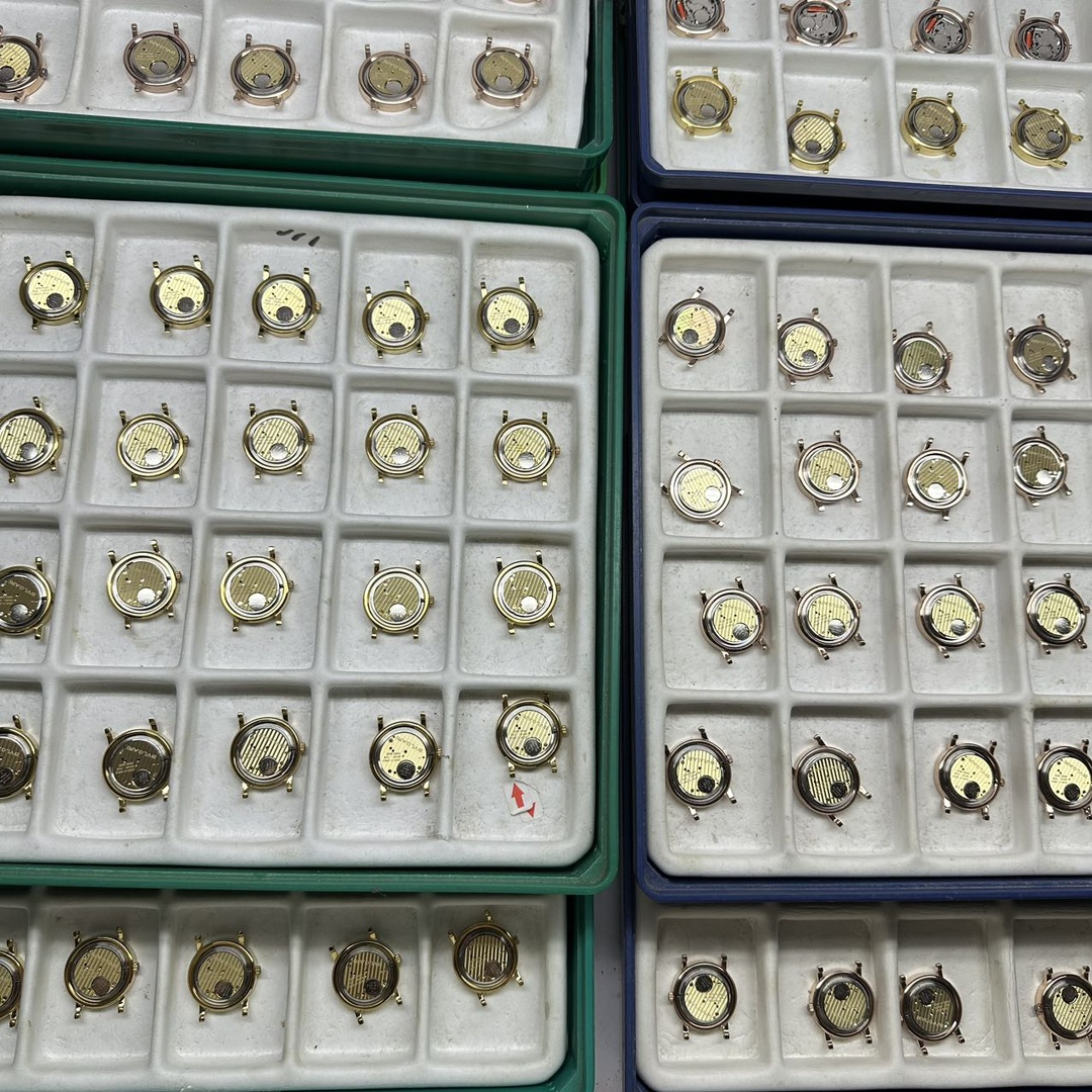 NO:158370,Bulgari The old rules first introduce you to the movement, Swiss Ronda Cal772. I searched for this model but couldn't find any pictures. The style is too new. The main reason is that it is really expensive. The channel I released today is the same as last time. This channel is very stable. You can tell by looking at the style. I can't see the imitation of this model on the market. Exclusive movements from abroad.,,bvlgari19860909宝格丽 老规矩先给你们介绍机芯,瑞士朗达cal772,这个款我找了一圈都没找到啥上手图,款式太新了.主要是真的好贵啊啊啊啊啊啊, 今天出的这个渠道,跟我们上次一样,这个渠道很稳定,看款式就知道了,市面上看不到这个款的仿货的；独家全部境外过来的机芯.,,bvlgari,Watch