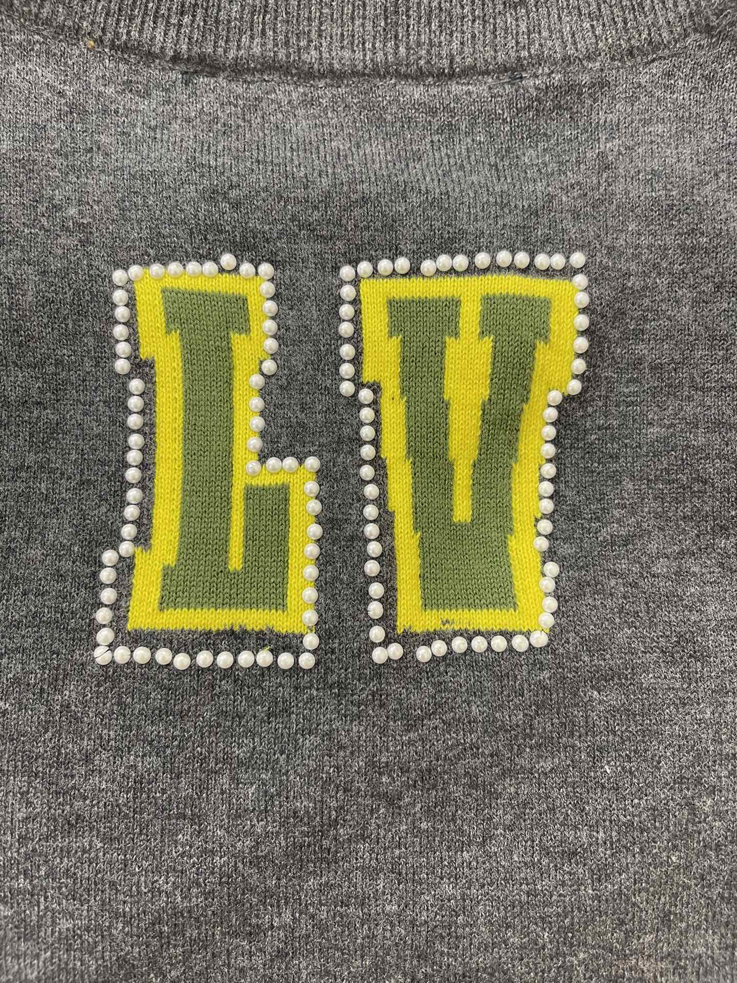 Louis Vuitton Gray Cotton Dog Paw Short Sleeve Crew Neck T-Shirt 7 i1734062573 5852 0