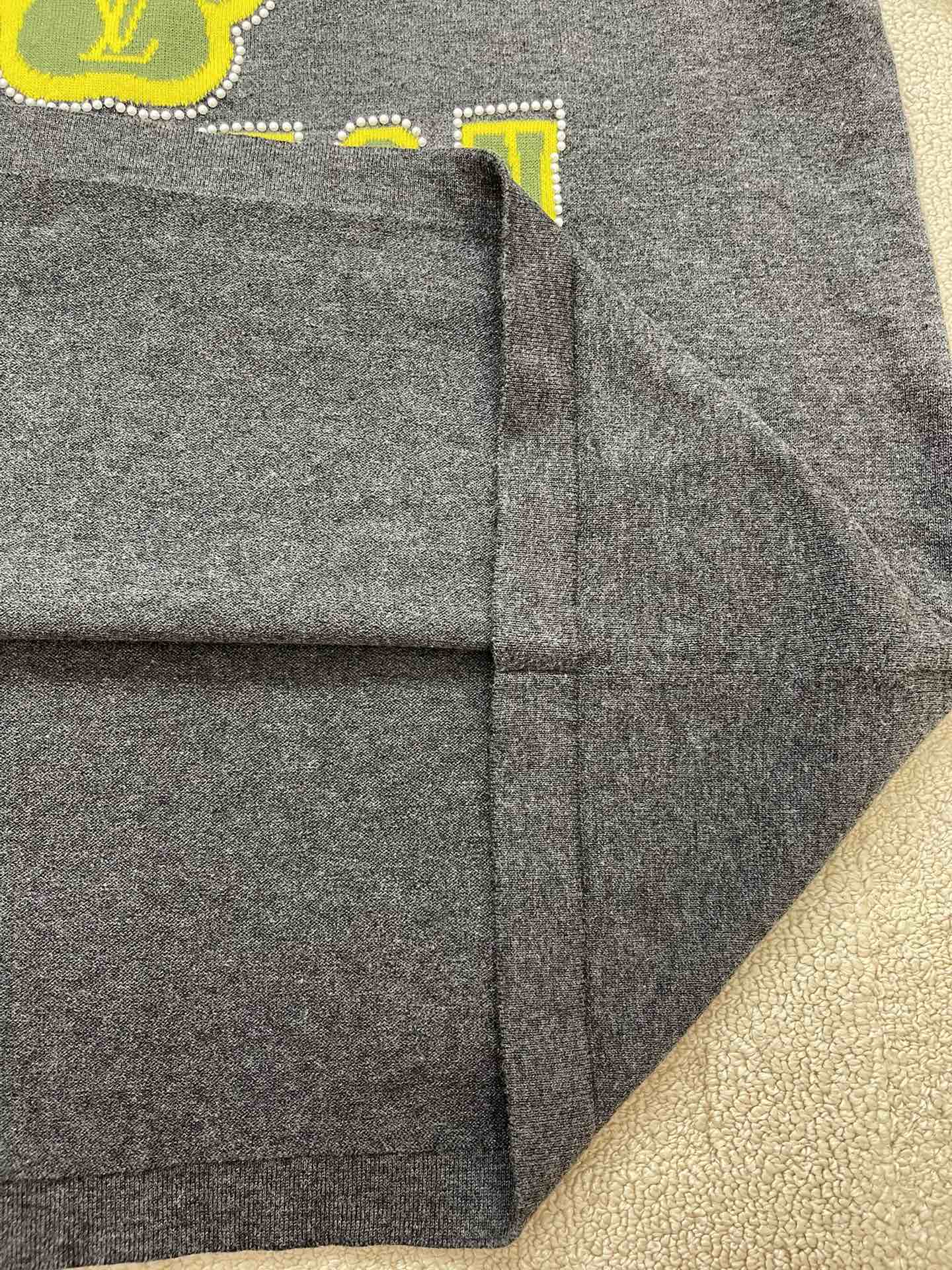 Louis Vuitton Gray Cotton Dog Paw Short Sleeve Crew Neck T-Shirt 8 i1734062574 6750 6