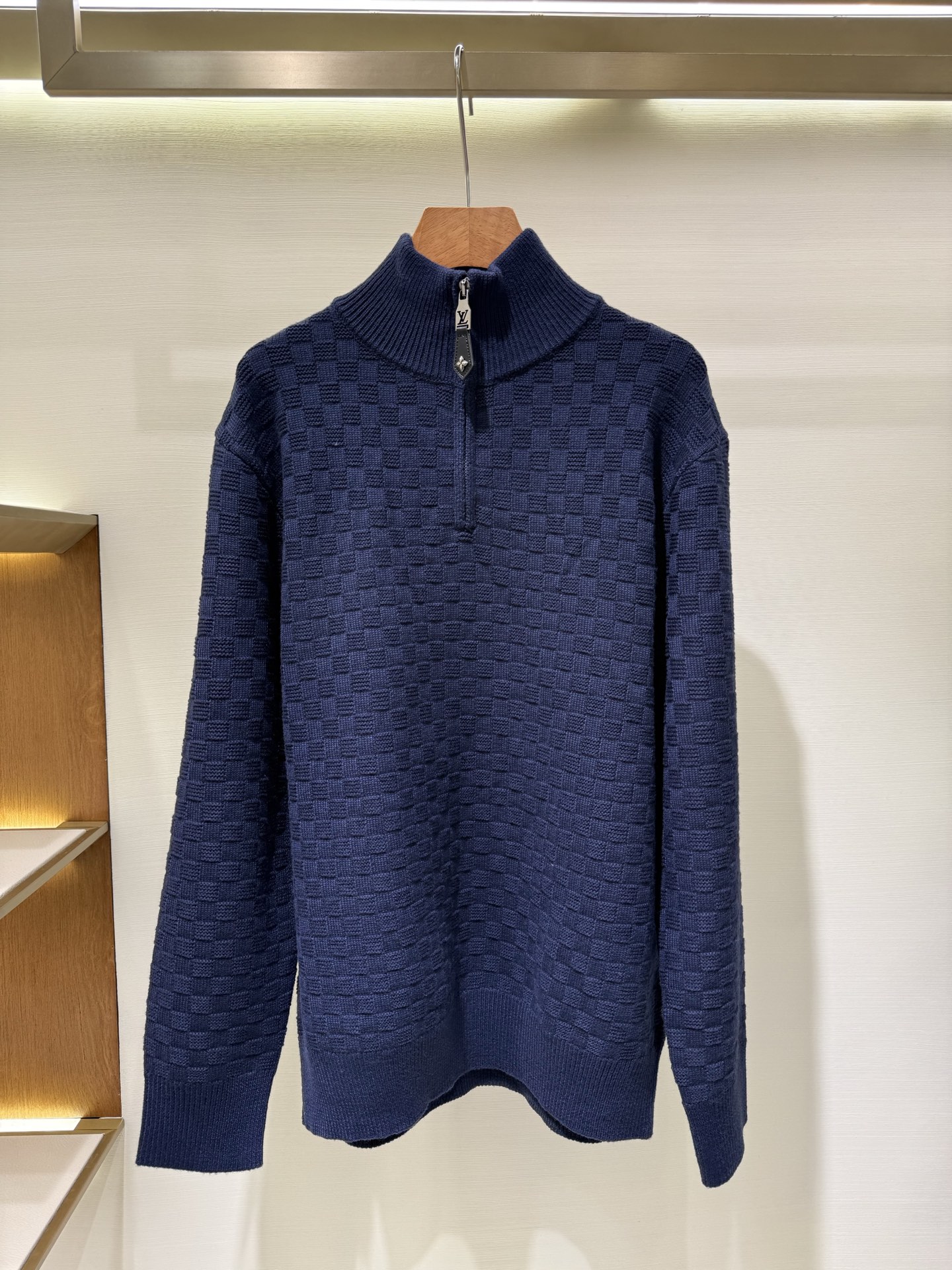 NO:530415,Lv checkerboard navy wool knitted half-zipper sweater This half-zipper pullover is made of cashmere and wool blend, and uses elegant brushstrokes to interpret the formal style. The full-width Damier plaid sets off the rich texture, the Marque L.VuittonDeposee leather label lights up the back, and the Monogram floral leather zipper head adds a touch of detail. Fabric cashmere wool blend craftsmanship Damier plaid knitting craft Size XS S M L 2224047,,louis vuitton,sweaters,alexander wang19860909Lv 棋盘格海军蓝羊毛针织半拉链毛衣 本款半拉链套头衫取材山羊绒和绵羊毛混纺,以闲雅笔触演绎正装格调.全幅 Damier 格纹烘托丰盈肌理,Marque L.VuittonDeposee 皮革标签点亮后部,Monogram 花卉皮革拉链头再添考究一笔. 面料羊绒 羊毛混纺 工艺全幅 Damier 格纹针织工艺 尺码XS S M L 2224047,,louis vuitton,sweaters,alexander wang,Men's clothing