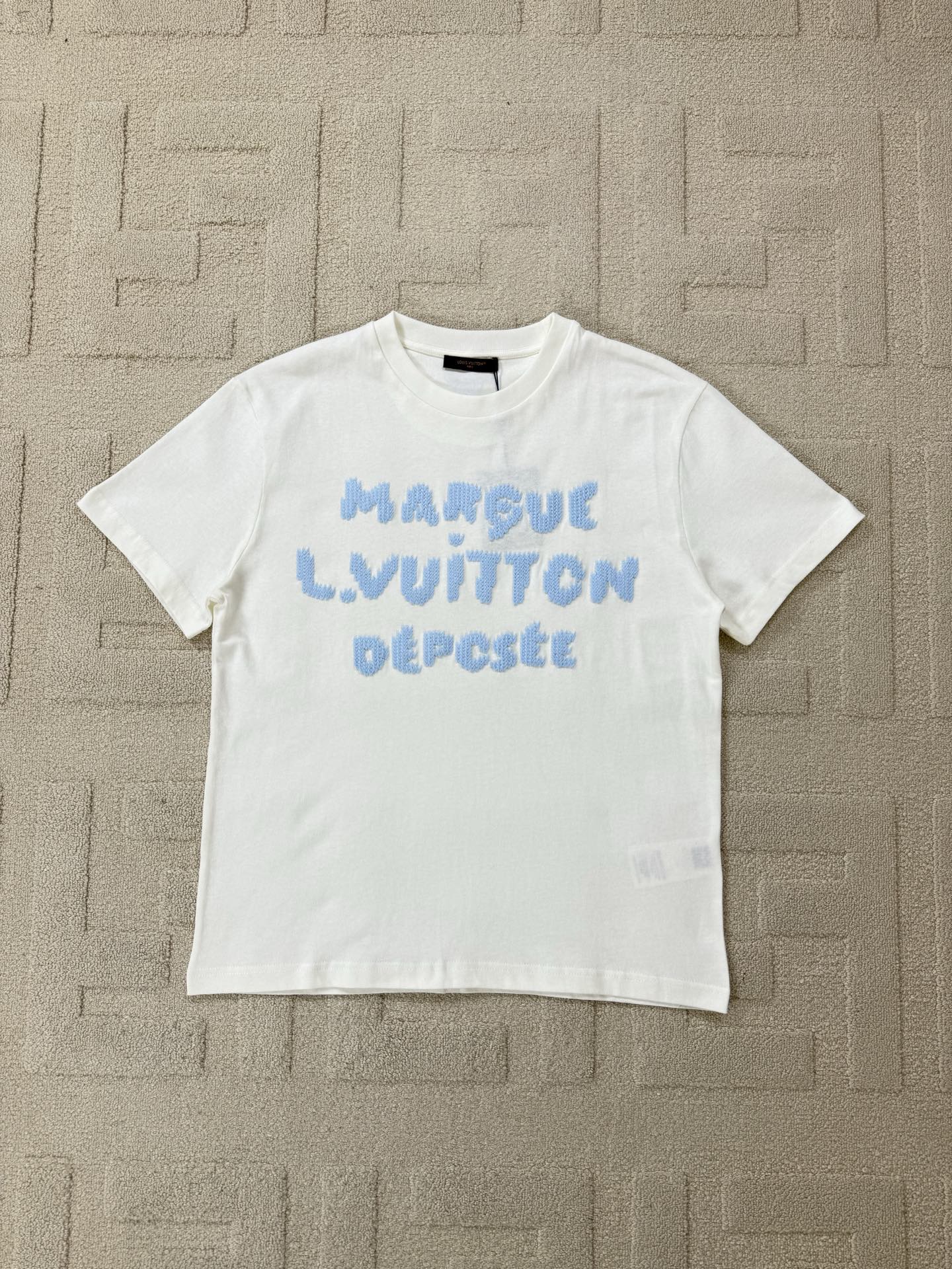 Louis Vuitton Katoenen T-shirt met 'Marque L.Vuitton Deposee' Borduurwerk - Lichtblauw
