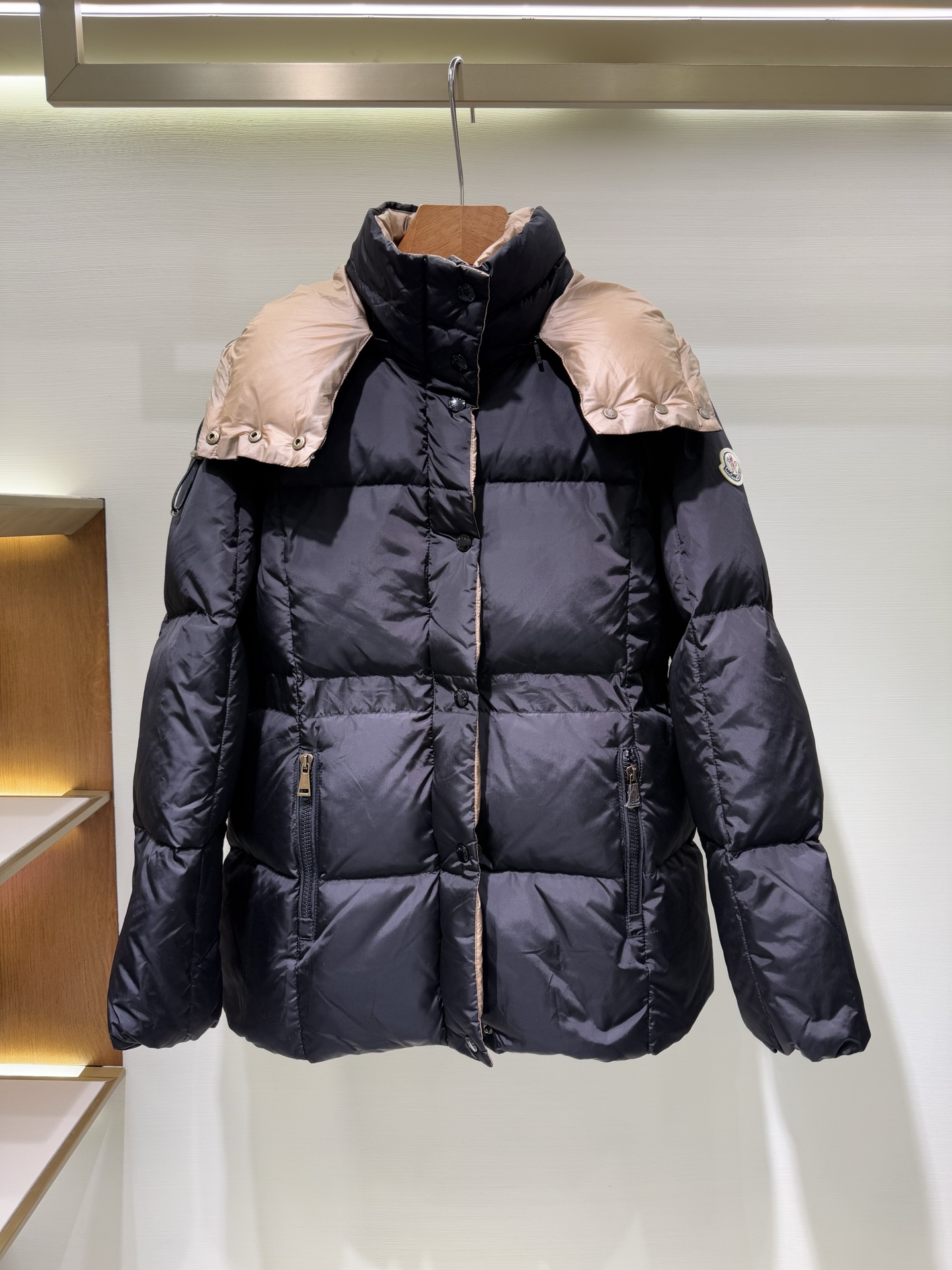 NO:550544,Moncler matte waist-tight black gold Agneux women square quilted hooded short down jacket jacket Agneux down jacket blends protective fabric with exquisite texture. Short style, made of functional nylon fabric, with a glossy satin effect. It is matched with waist-tight design to outline a soft silhouette. The fabric is made of nylon fabric, Longue saisont, fill down (90-down white goose down craft removable adjustable hood, zipper and snap closure, zipper pocket, elastic waist Size 0 1 2 3 5555070,,Moncler, jackets & coats, jackets & coats, down jacket, hats, alexander wang19860909Moncler 蒙口收腰黑金Agneux女士方形绗缝连帽短款羽绒夹克外套 Agneux羽绒夹克融合保护性面料与精美纹理.短款版型,采用功能性尼龙面料制成,具有光泽的缎面效果.搭配收腰设计,勾勒柔美廓形. 面料采用尼龙面料制成,Longue saisont ,填充羽绒（90绒 白鹅绒 工艺可拆卸可调节兜帽,拉链和按扣开合,拉链口袋,弹性腰部 尺码0 1 2 3 5555070,,Moncler,jackets & coats,jackets & coats,down jacket,hats,alexander wang,Men's clothing