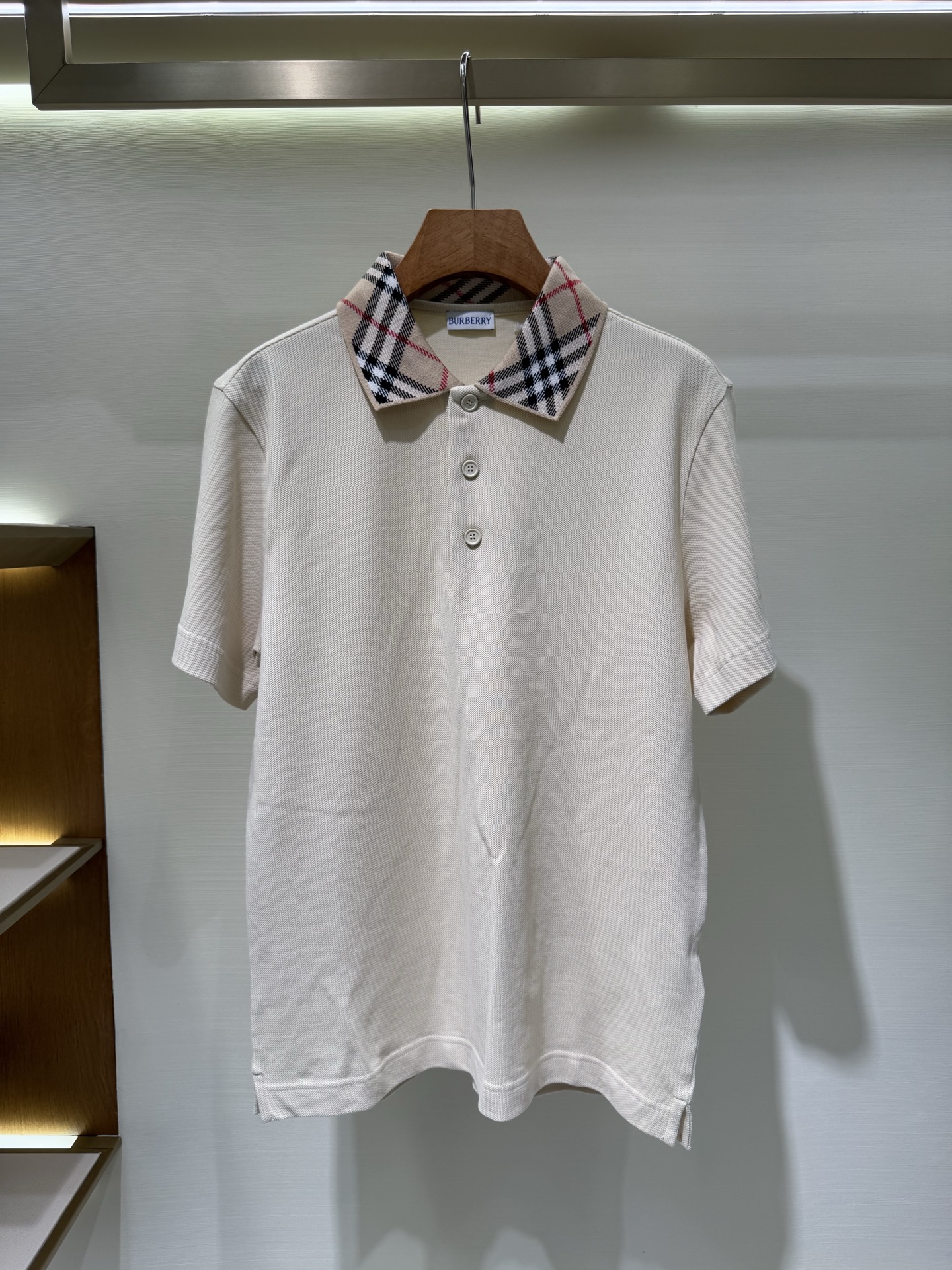 NO:570389,BBR Burberry knitted plaid collar polo short-sleeved T-shirt Polo shirt, made of cotton pique mesh fabric, worsted in Italy and knitted Burberry plaid design into the back collar, showing a slim fit. Button closure design. Fabric pique cotton fabric Craftsmanship custom letter logo buttons Color black dark gray gray green apricot Size S M L XL XXL  1116062,,burberry,burberry,T-shirt,tees,t-shirt,alexander wang19860909BBR Burberry 巴宝莉针织格纹领polo短袖T恤衫 Polo衫,选用棉质珠地网眼布面料打造,于意大利精纺而 回领处融入针织 Burberry 格纹设计,呈现修身版型.纽扣开合设计. 面料珠地棉面料 工艺定制字母logo纽扣 色系黑色 深灰 灰绿 杏色 尺码S M L XL XXL 1116062,,burberry,burberry,T-shirt,tees，t-shirt,alexander wang,Men's clothing