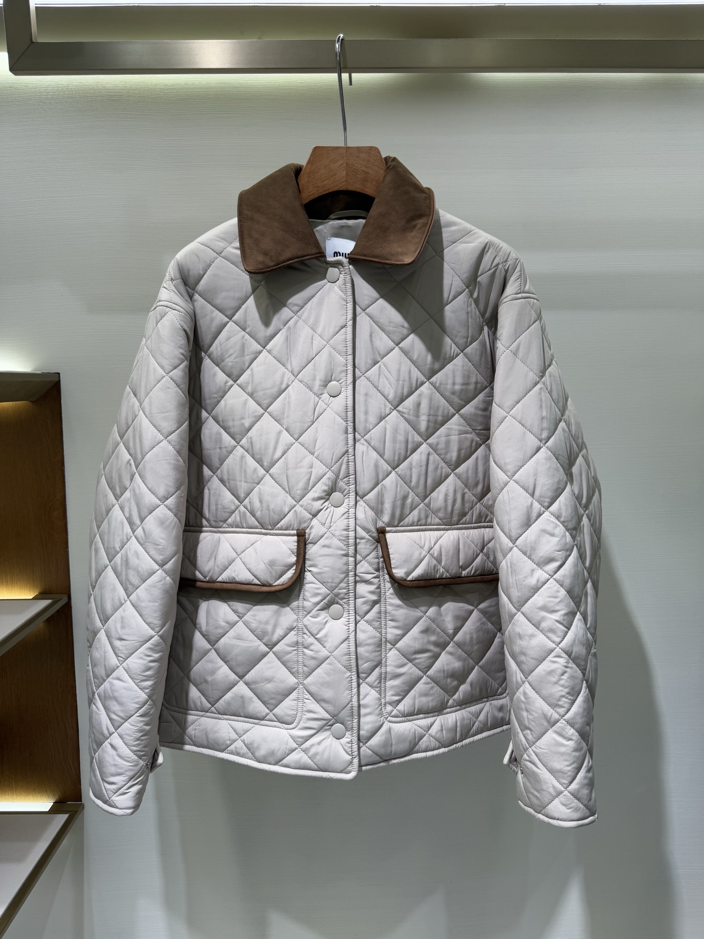 NO:570382,Miumiu Women's Quilted Sheepskin Lapel Jacket A reinterpretation of the classic quilted down jacket, this loose jacket stands out for its lightweight texture and soft Oversize fit, which complements pastel tones and details. Fabric cotton, genuine sheepskin collar Craftsmanship Unlined, shirt collar, shirt sleeves, side vents, cuffs with buckles, button fastening, patch pockets, embroidered logo Size S M L  3331020,,miumiu,versace,jackets & coats,jackets & coats,shirts,down jacket,sheepskin,alexander wang19860909Miumiu 缪缪女士绗缝羊皮翻领夹克外套 经典绗缝羽绒夹克的重新诠释,这款宽松夹克以轻盈质感和柔软的Oversize版型脱颖而出,与柔和色调和细节相得益彰. 面料棉 、衣领真羊皮 工艺无衬里,衬衫领,衬衫袖,侧开衩,袖口配搭扣,钮扣扣合,贴袋,刺绣徽标 尺码S M L 3331020,,miumiu,versace,jackets & coats,jackets & coats,shirts,down jacket,sheepskin,alexander wang,Men's clothing