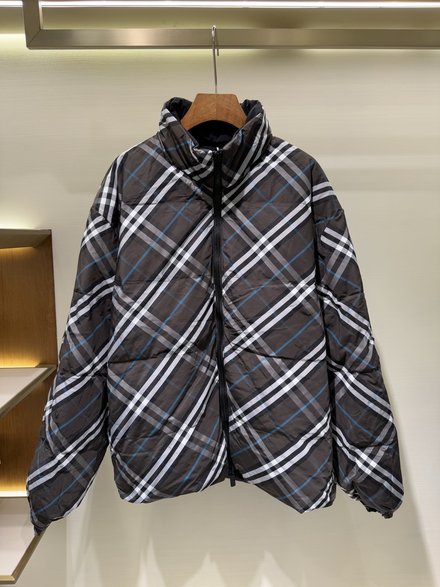 NO:570386,BBR Burberry Checked reversible down jacket. Down jacket, filled with goose down and feathers, presenting a casual fit. Reversible style, one side is decorated with the iconic sand color Burberry  Check pattern, the other side is a solid color design embellished with the brand knight seal decal. With a portable hood, you can easily cope with changing weather. ## Two-way zipper closure # Portable drawstring hood # Side zipper pockets # Elastic single cuffs # Drawstring hem # Equestrian Knight logo (EKD) silicone plaques on the sleeves # Comes with a clothing dust bag.  The outer layer of the fabric is polyester fiber, hooded polyester fiber, reverse polyamide, filled with goose down, goose feather; down content 90, filled with polyester fiber, craftsmanship knight war horse appliqué embroidery, custom lettering logo hardware accessories, size S M L XL   7662040,,burberry,burberry,jackets & coats,jackets & coats,down jacket,hats,alexander wang19860909BBR Burberry 巴宝莉格纹双面穿羽绒服夹克外套 羽绒服,充盈填充鹅绒与鹅毛,呈现休闲版型.双面两穿款式,一面装饰标志性沙色 Burberry 格纹,另一面为点缀品牌骑士印章贴花的纯色设计.搭配便携式连帽,从容应对变幻天气.##双向拉链开合#便携式抽绳连帽#侧边拉链口袋#弹单性袖口#抽绳式衣摆#衣袖处点缀马术骑士徽标（EKD）硅胶饰牌#随附衣物防尘袋. 面料外层聚酯纤维,连帽聚酯纤维,反面聚酰胺,填充鹅绒,鹅毛；绒子含量90,填衬聚酯纤维 工艺骑士战马贴花刺绣,定制刻字logo五金配件 尺码S M L XL 7662040,,burberry,burberry,jackets & coats,jackets & coats,down jacket,hats,alexander wang,Men's clothing
