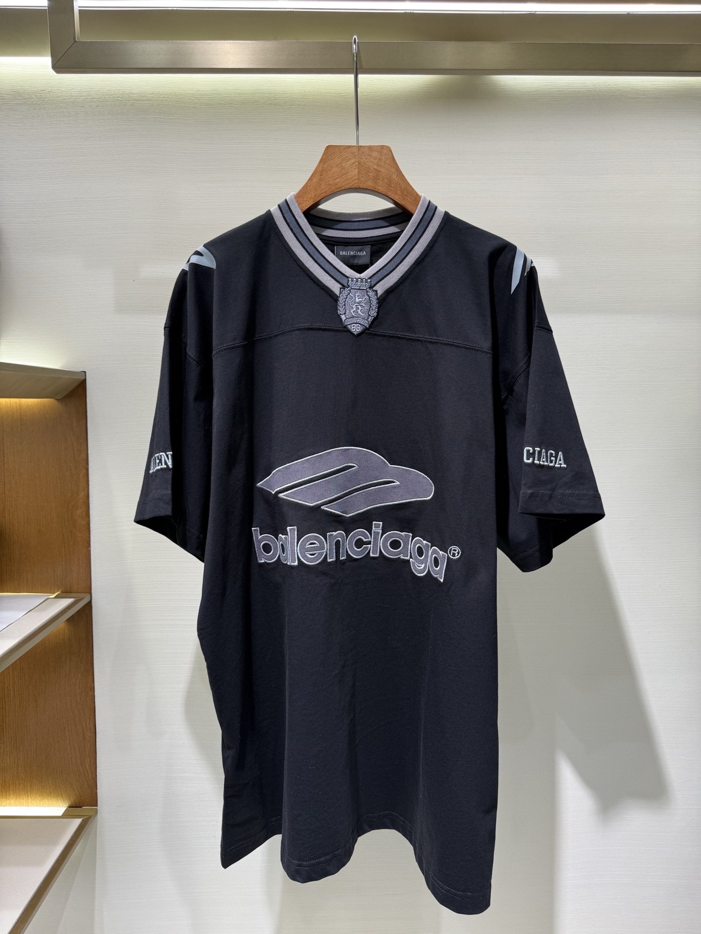 P168 BL Balenciaga camiseta de manga corta con letras y múltiples técnicas 3B FOOTBALL Camiseta de cuello en V de corte…